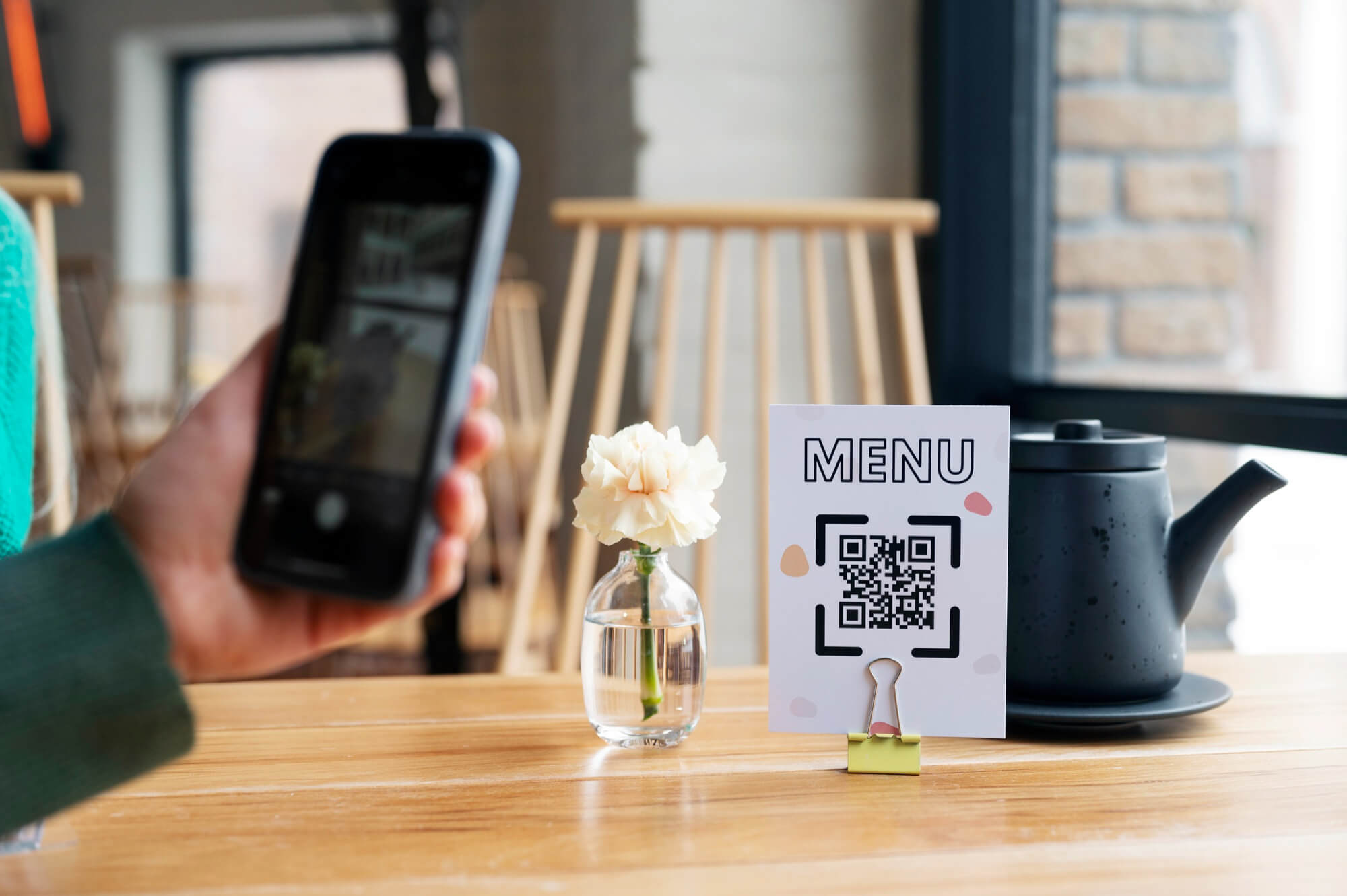 เมนู QR เทียบกับเมนูแบบดั้งเดิม: ต้นทุน ประสิทธิภาพ และประสบการณ์ของลูกค้า