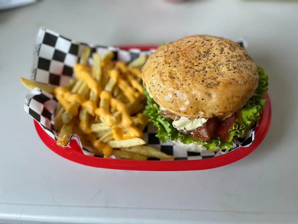 Shari & Burger image 1