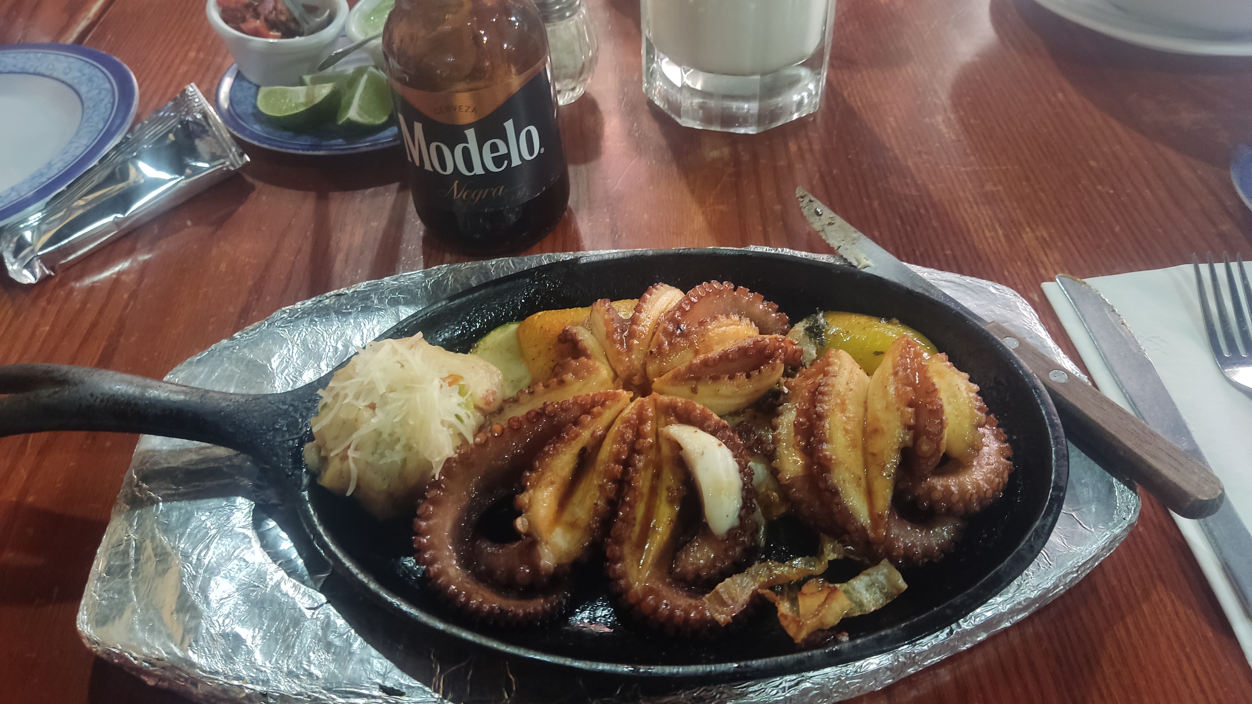 La Cervecería De Léon (Centro) - Mariscos y Carnes image 9