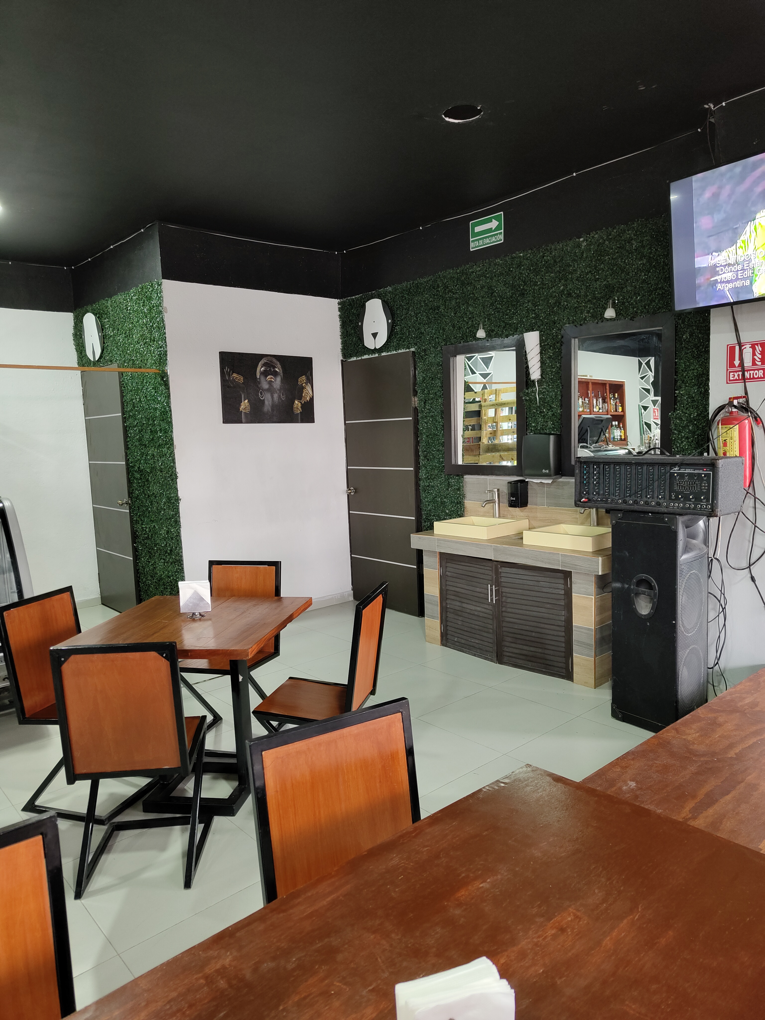 REZAKA 𝚁𝚎𝚜𝚝𝚊𝚞𝚛𝚊𝚗𝚝𝚎 𝙱𝚊𝚛 image 6