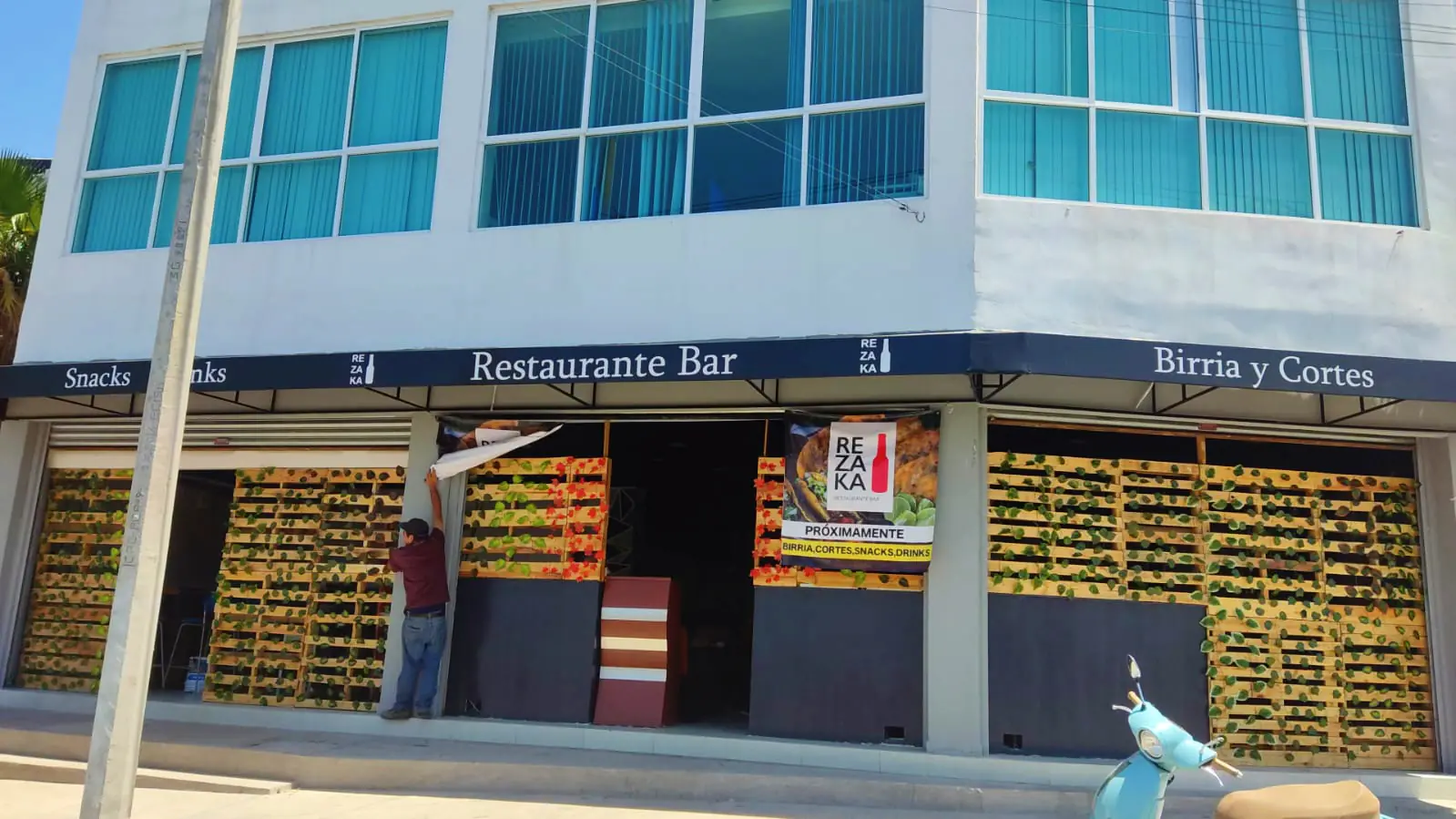 REZAKA 𝚁𝚎𝚜𝚝𝚊𝚞𝚛𝚊𝚗𝚝𝚎 𝙱𝚊𝚛 image 9