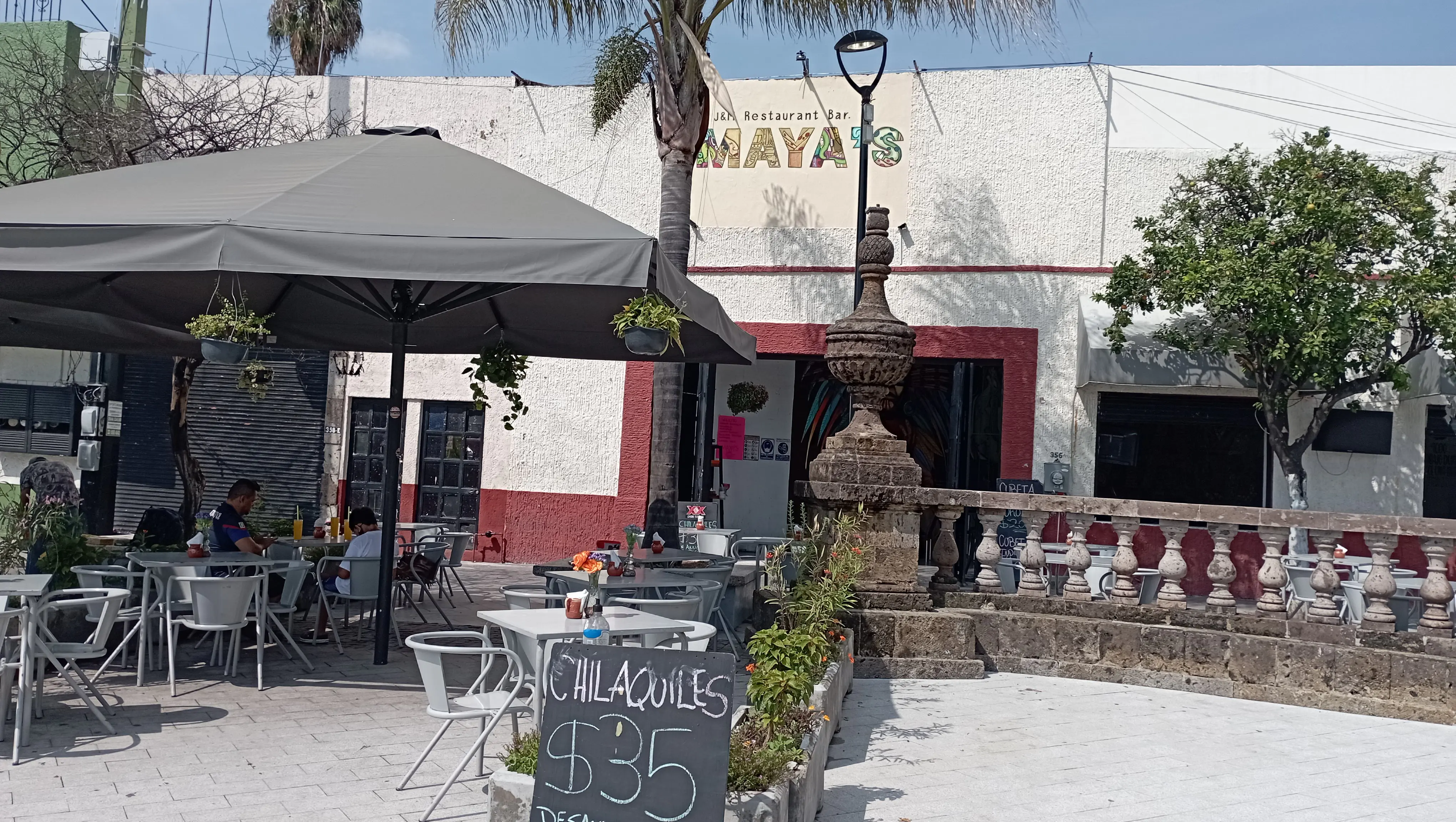 Mayas Bar image 1