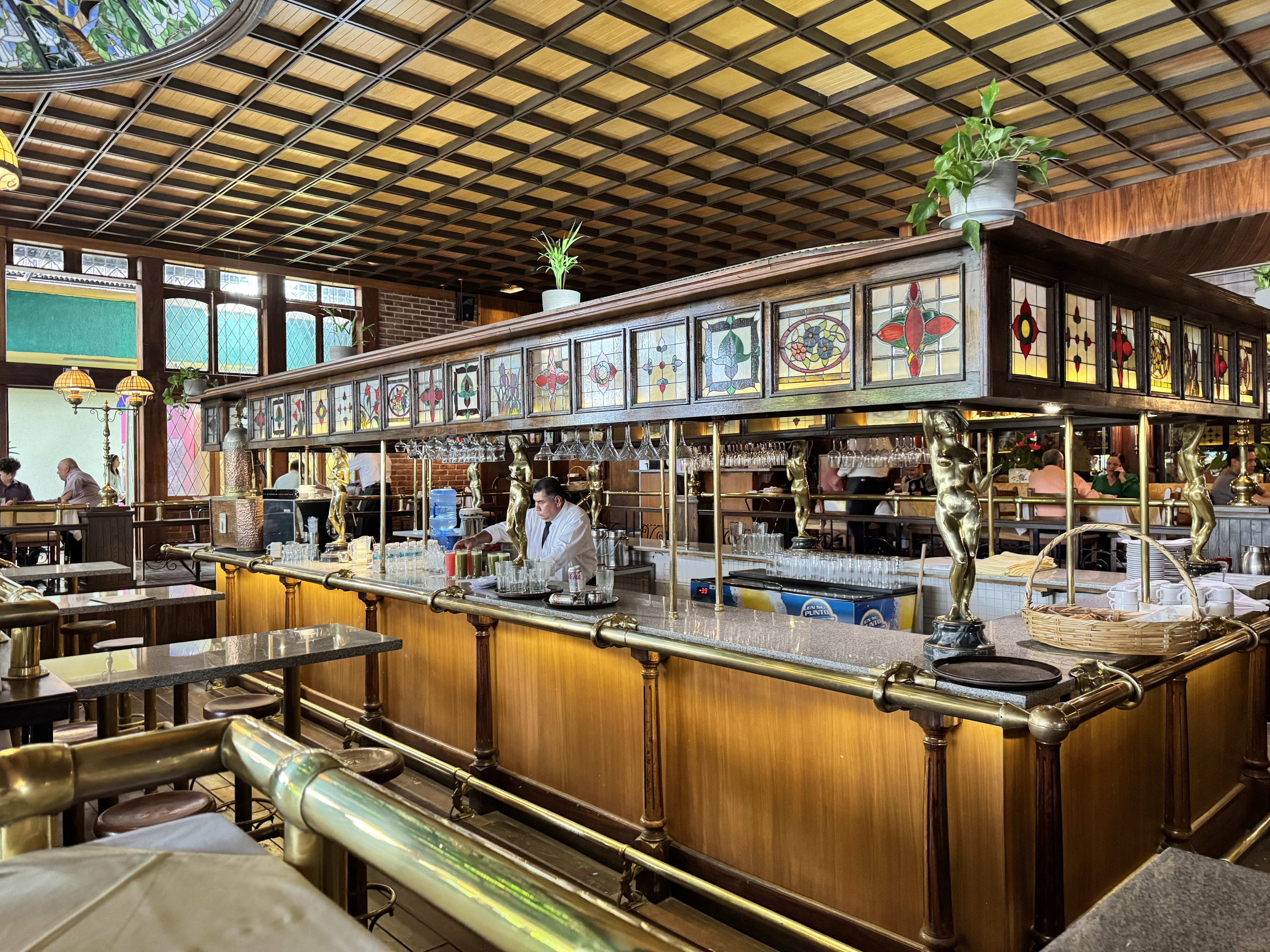 OUI Restaurant Bar image 1