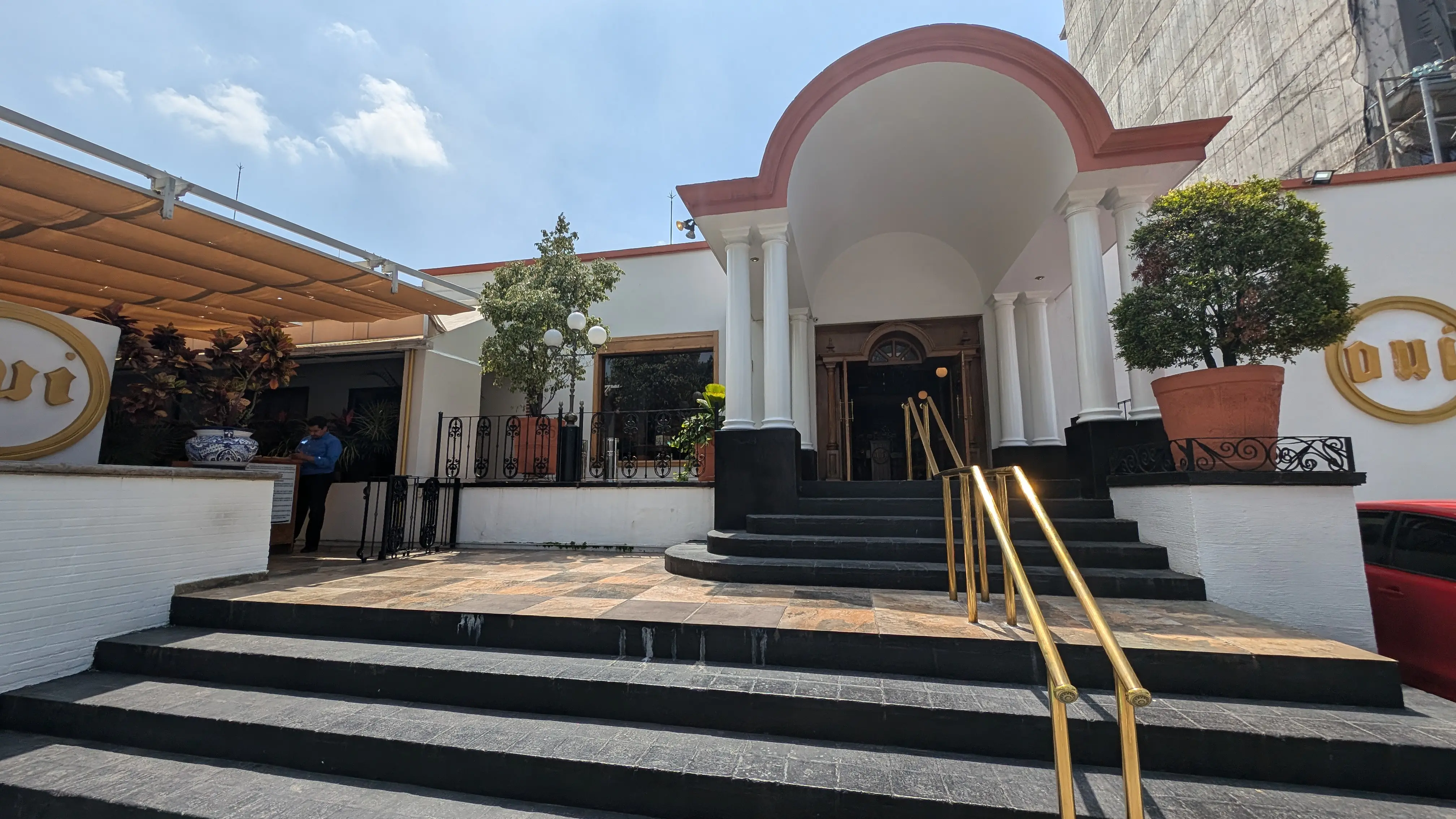 OUI Restaurant Bar image 4