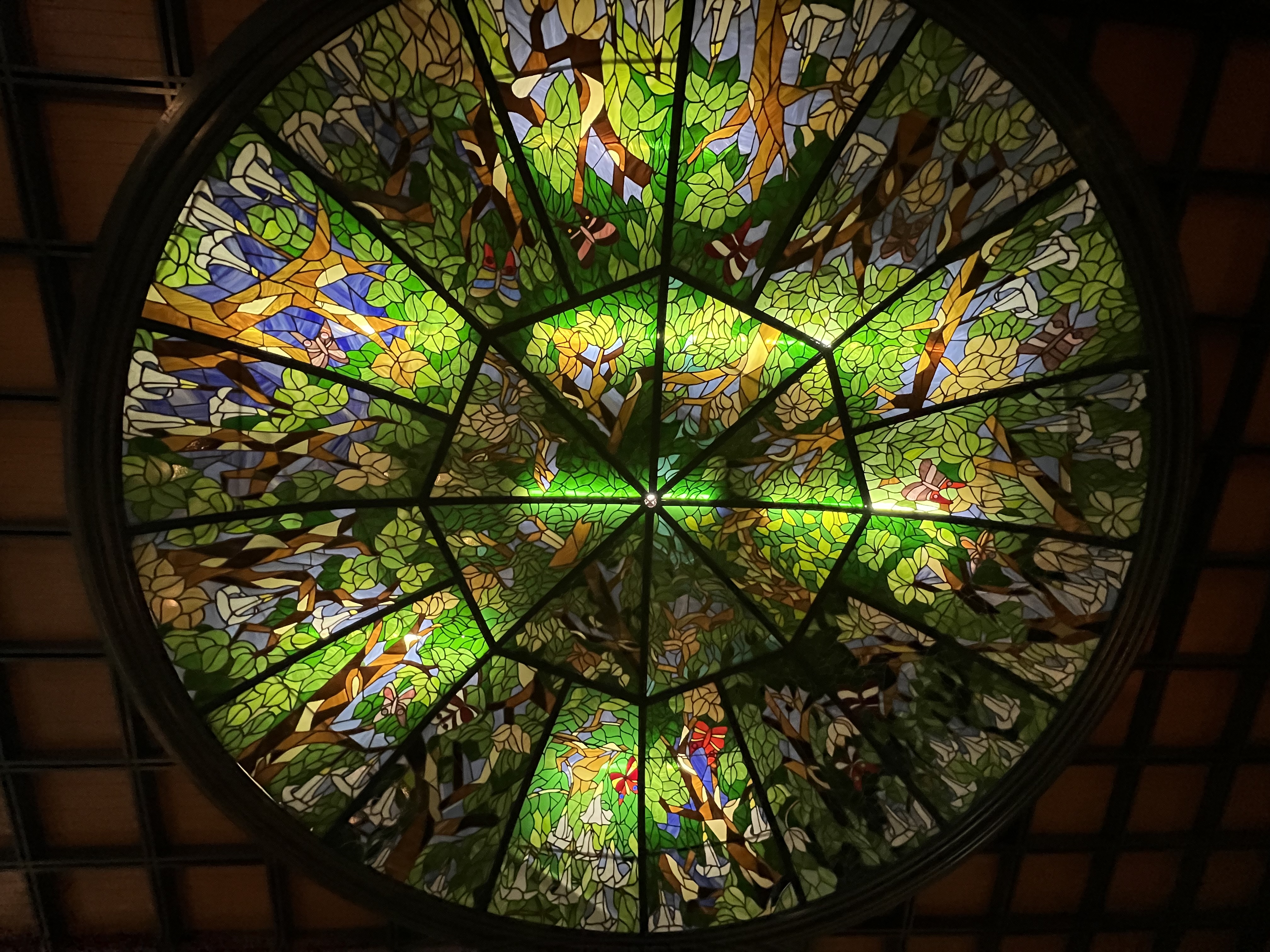 OUI Restaurant Bar image 6