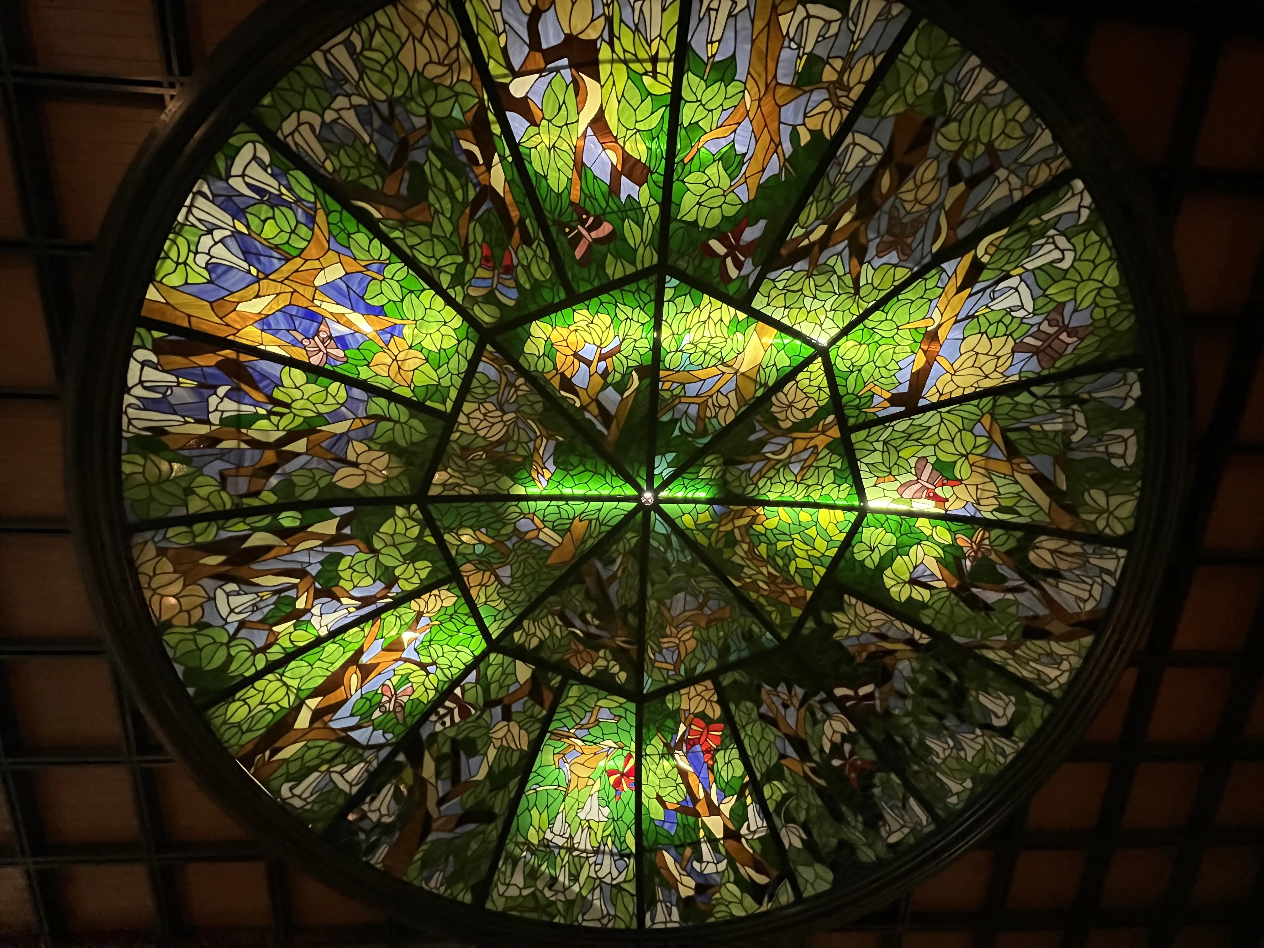 OUI Restaurant Bar image 6