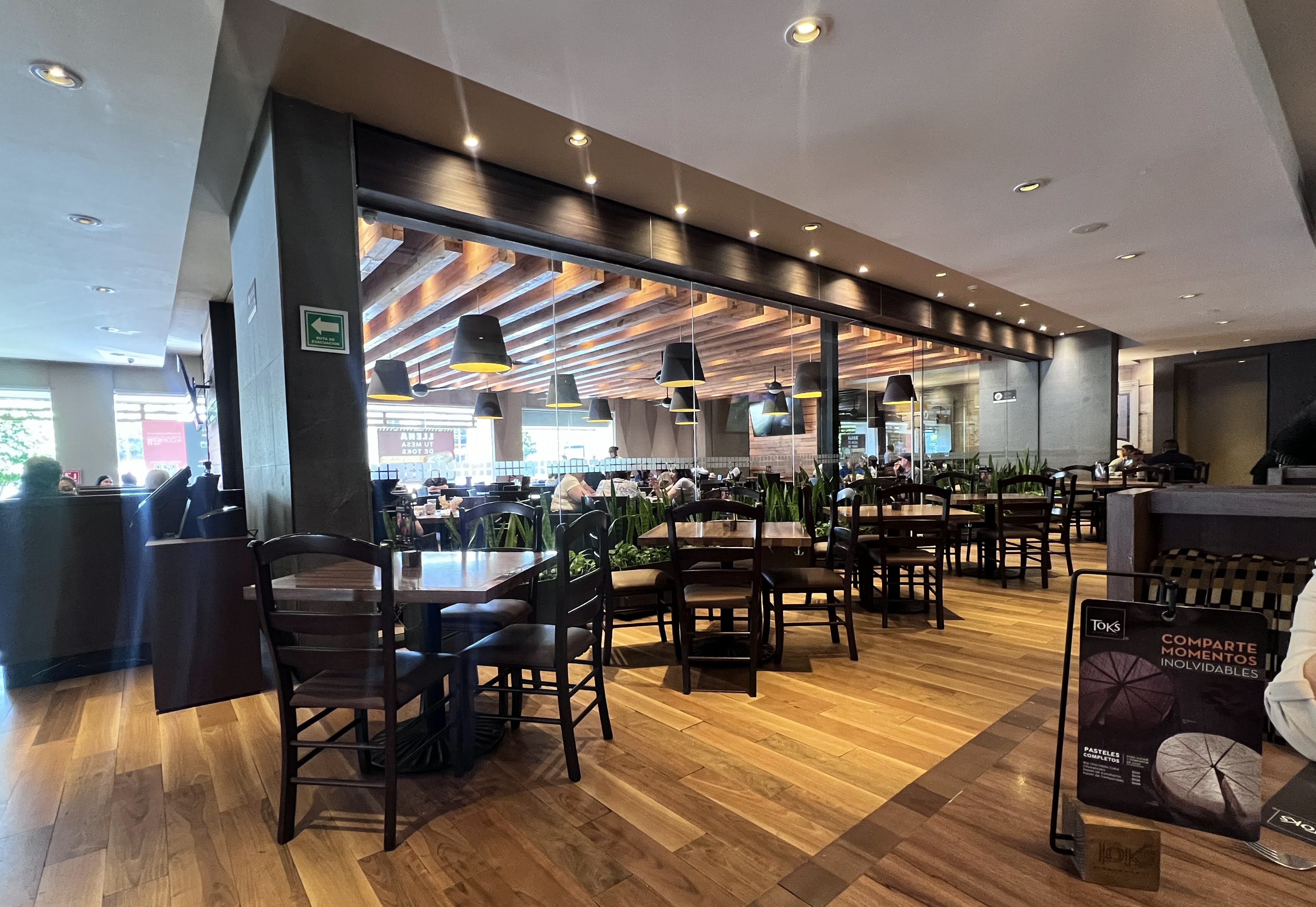 Toks Restaurant image 8