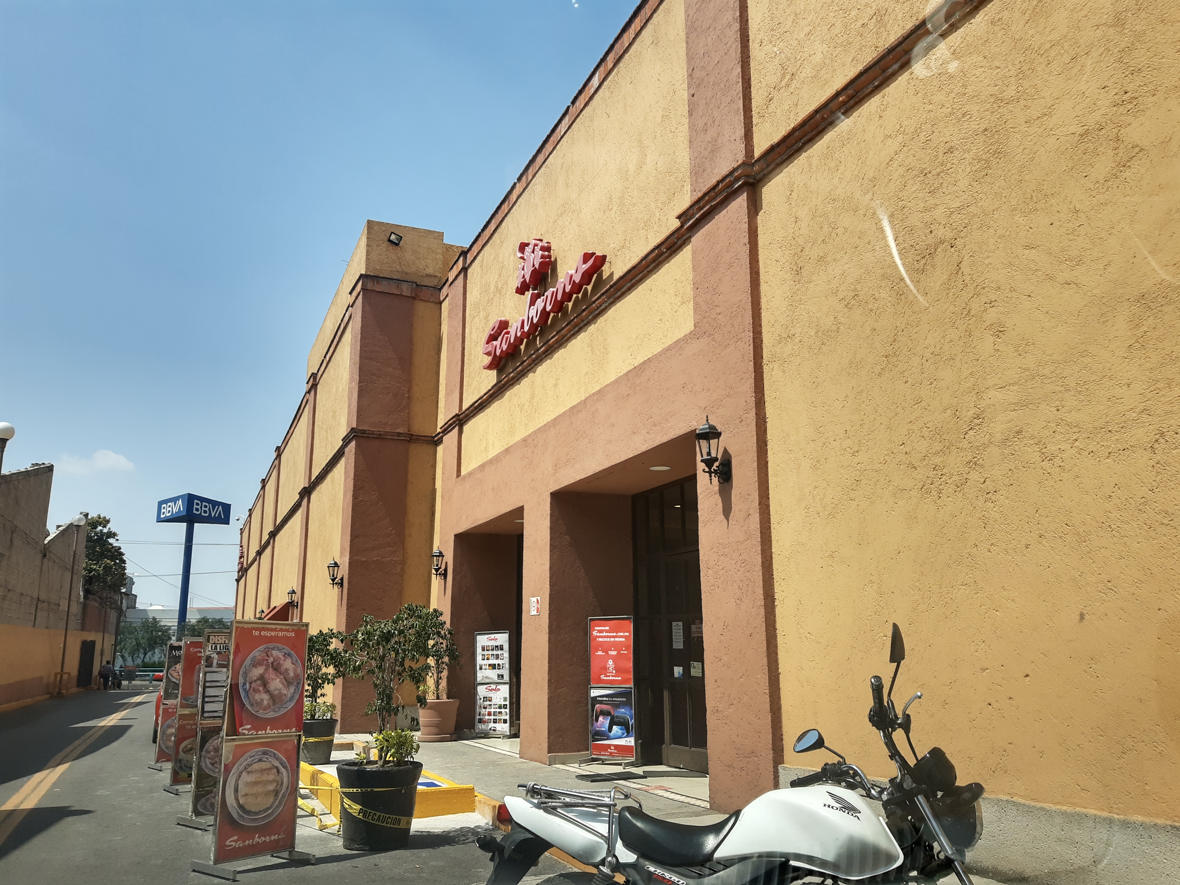 Sanborns Los Reyes | Restaurante, Tienda y Farmacia image 3