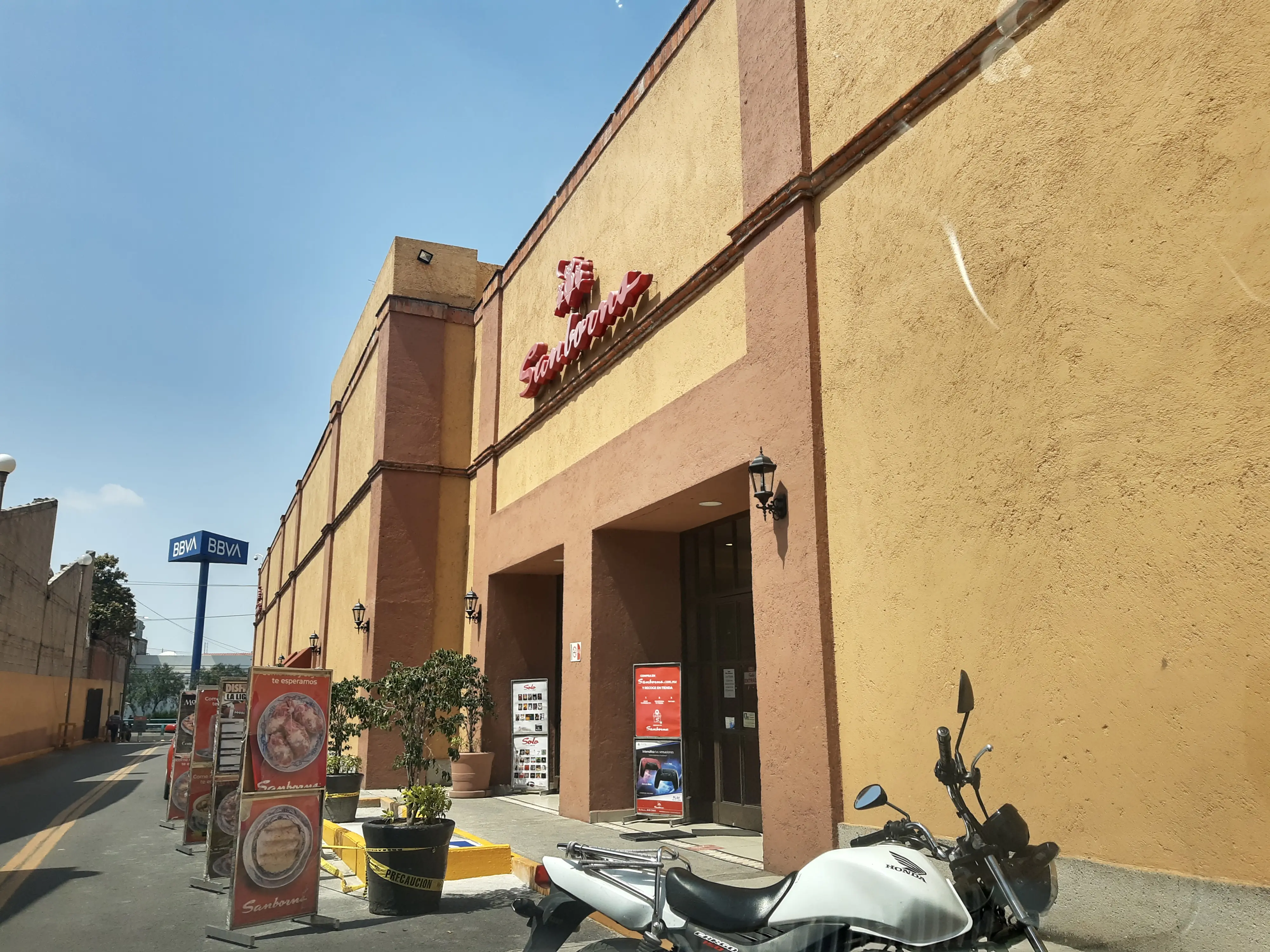 Sanborns Los Reyes | Restaurante, Tienda y Farmacia image 3