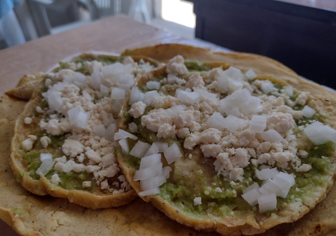 Las Tres Moras Y Una Luna image 1