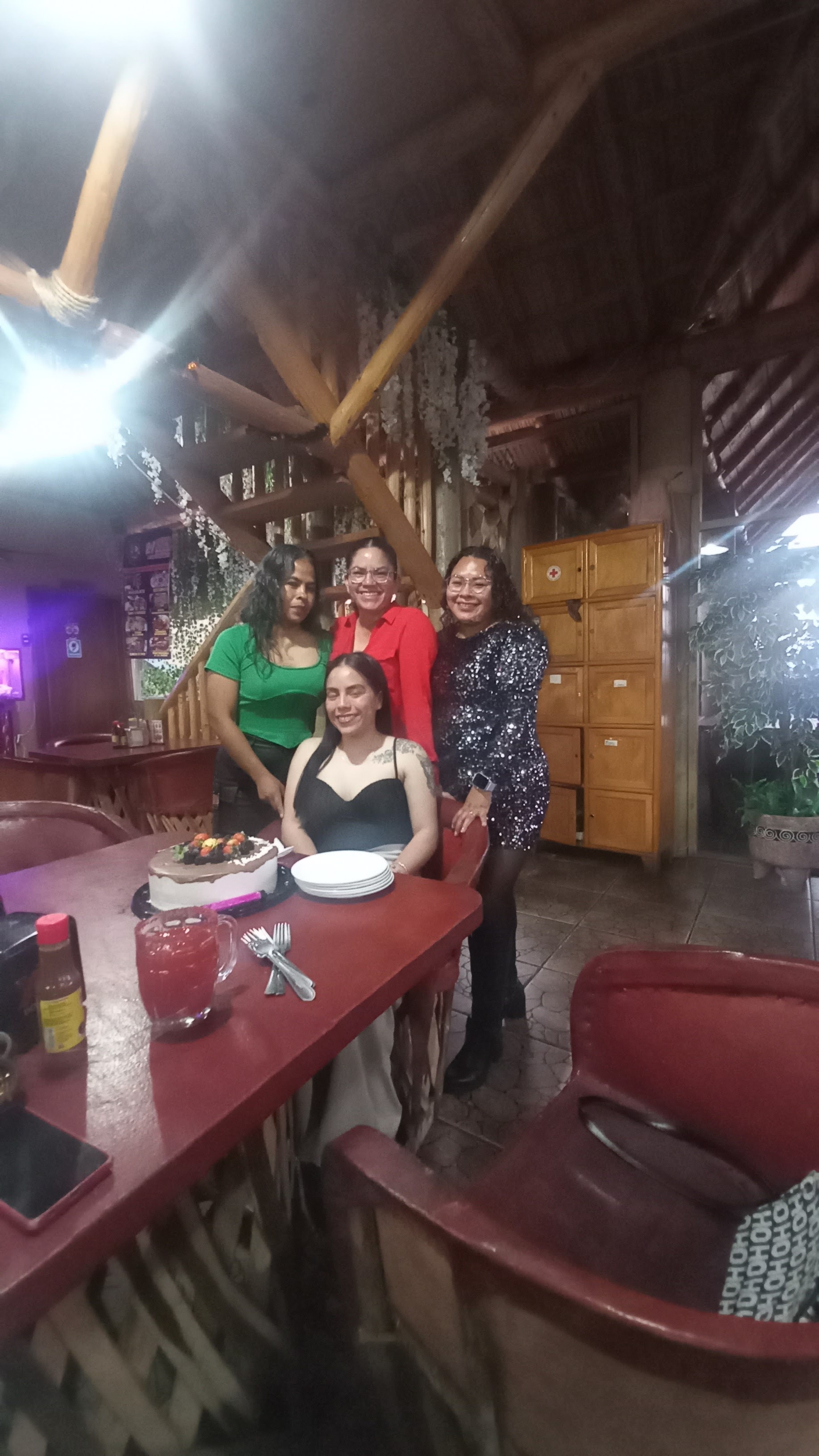 El Rey Del Pollo Siempre Feliz image 2