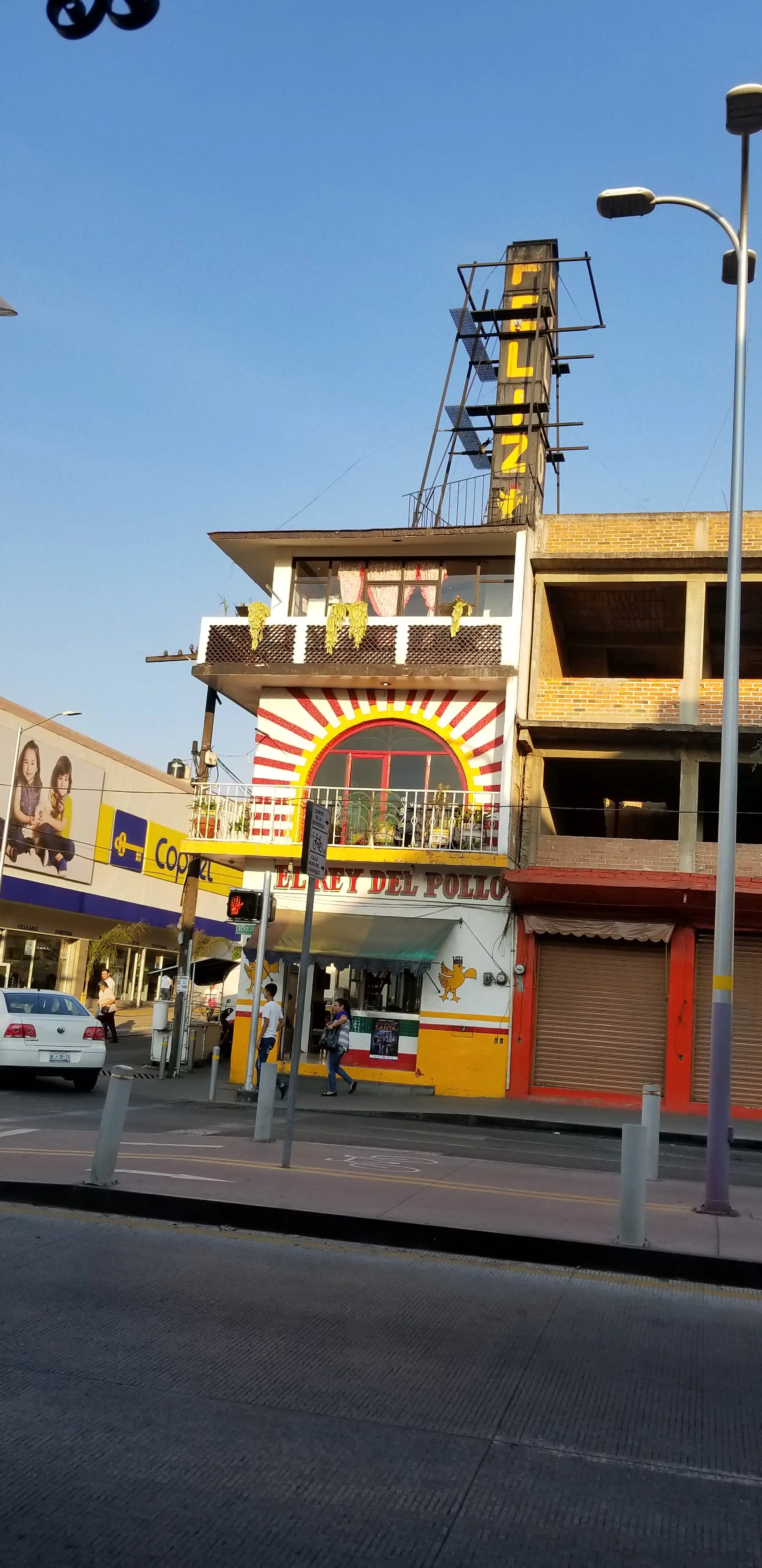 El Rey Del Pollo Siempre Feliz image 3