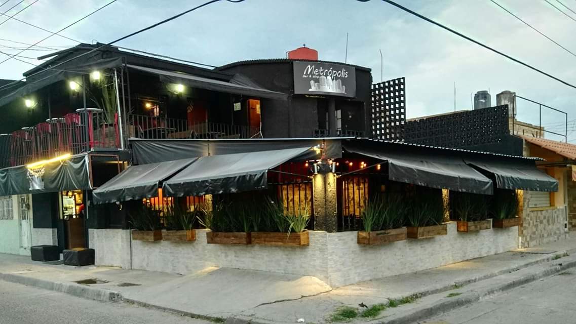 Metropolis Beer & Wings image 1