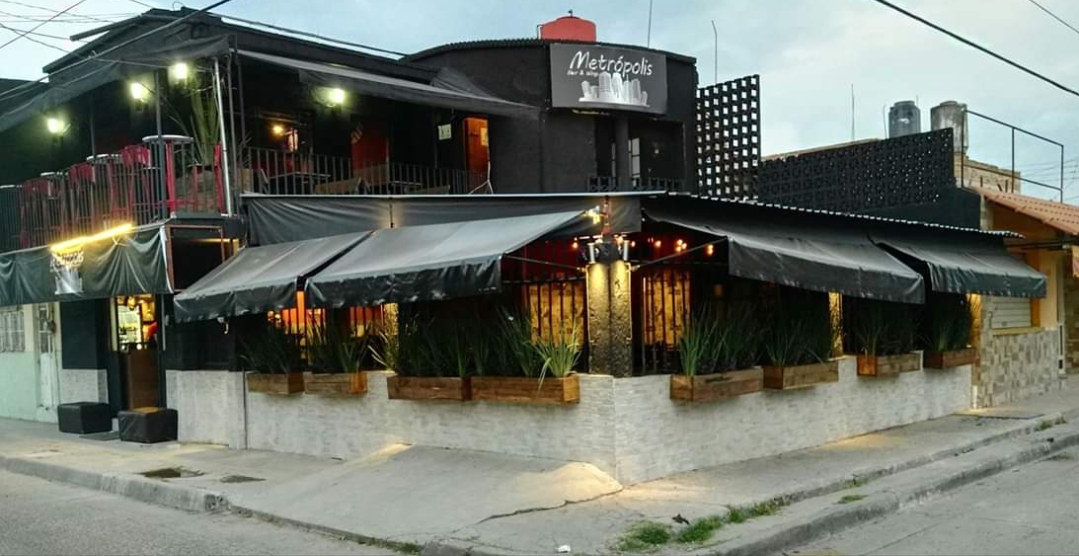 Metropolis Beer & Wings image 4