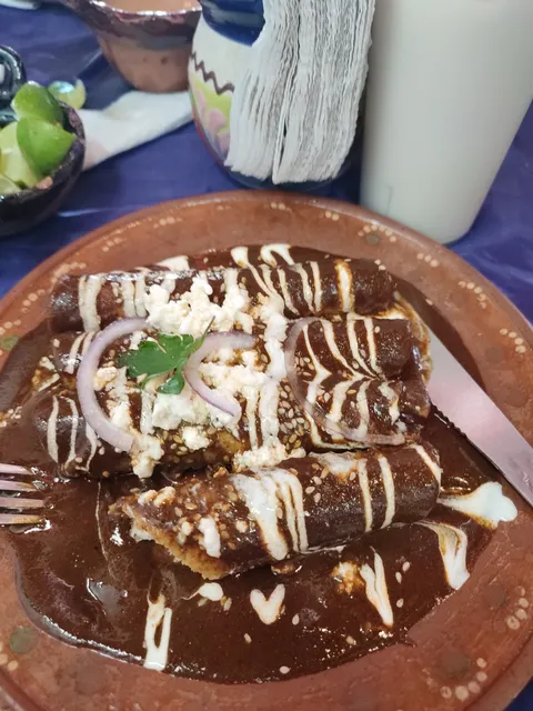 La Linda image 3