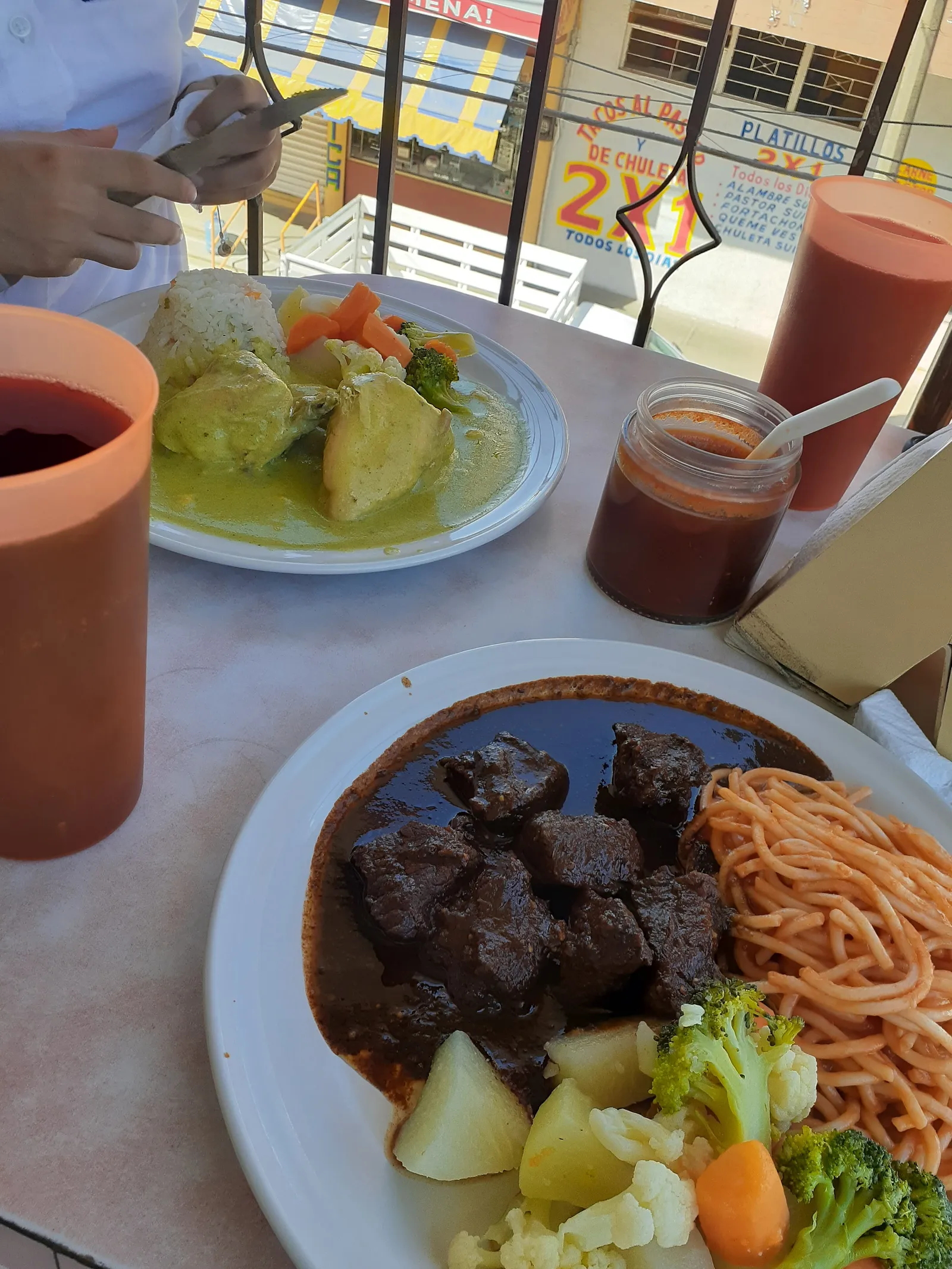 Comedor Sargento Pimienta image 2