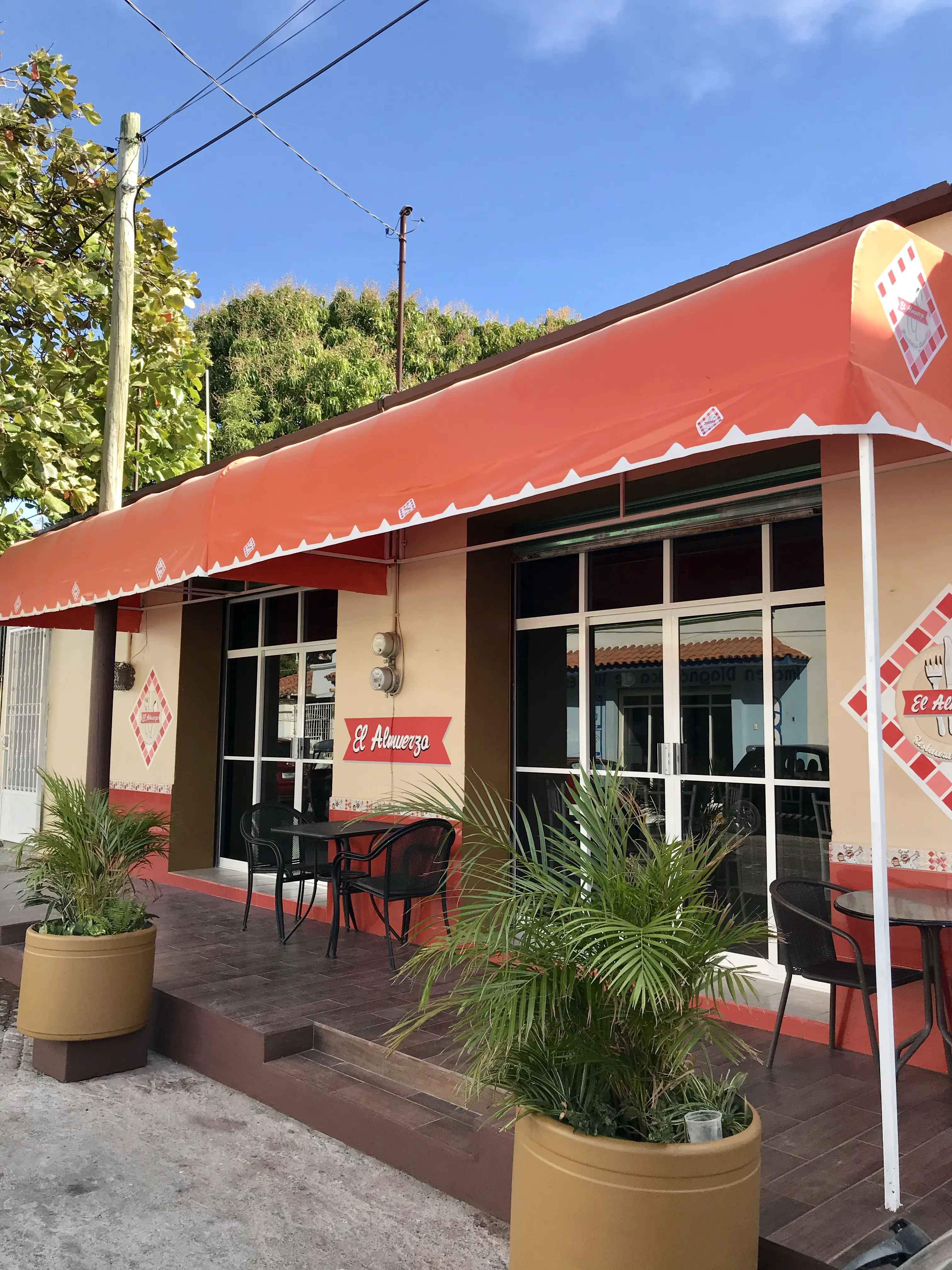 El Almuerzo Restaurant & coffee image 6