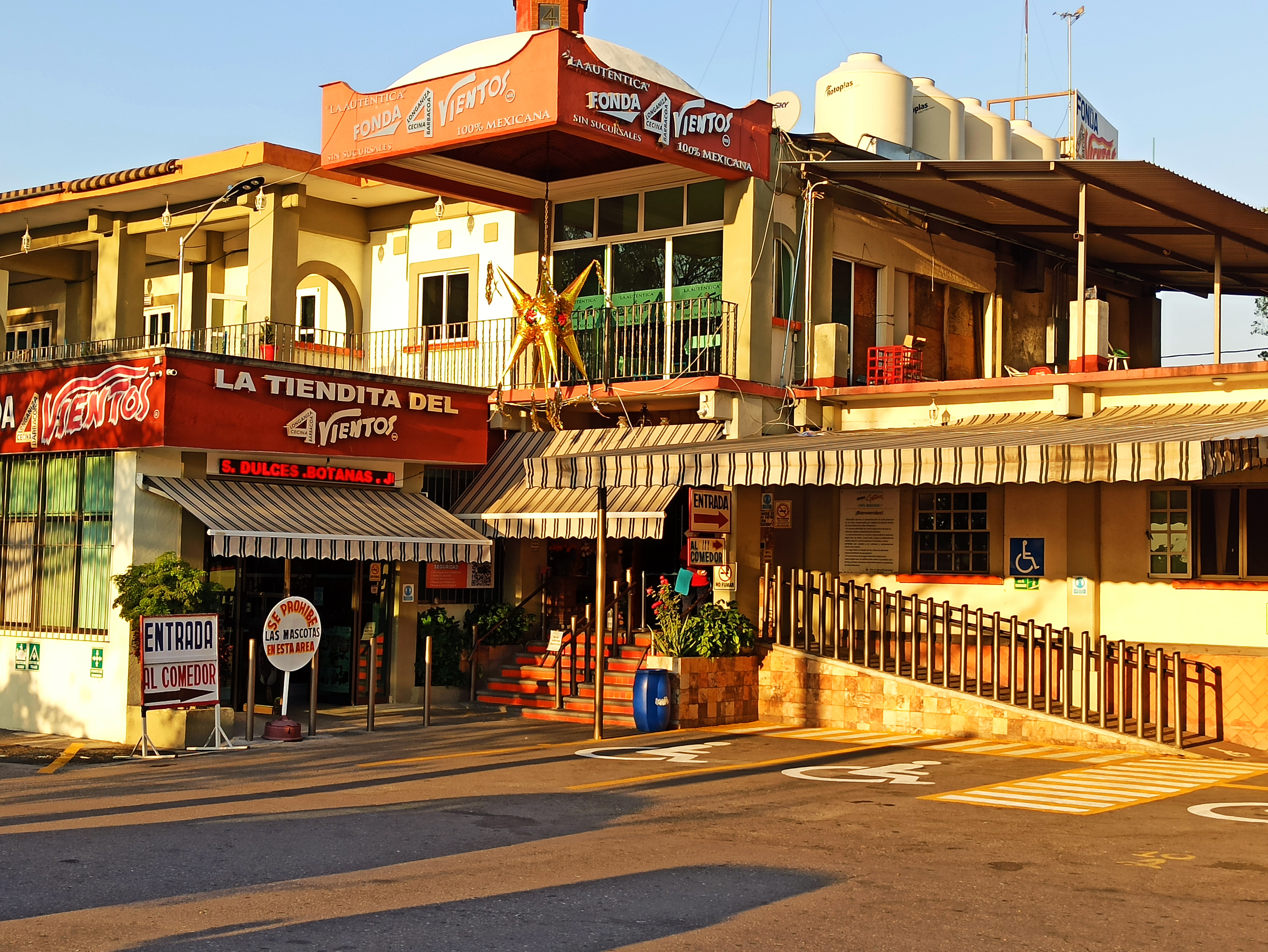 Fonda 4 Vientos image 5