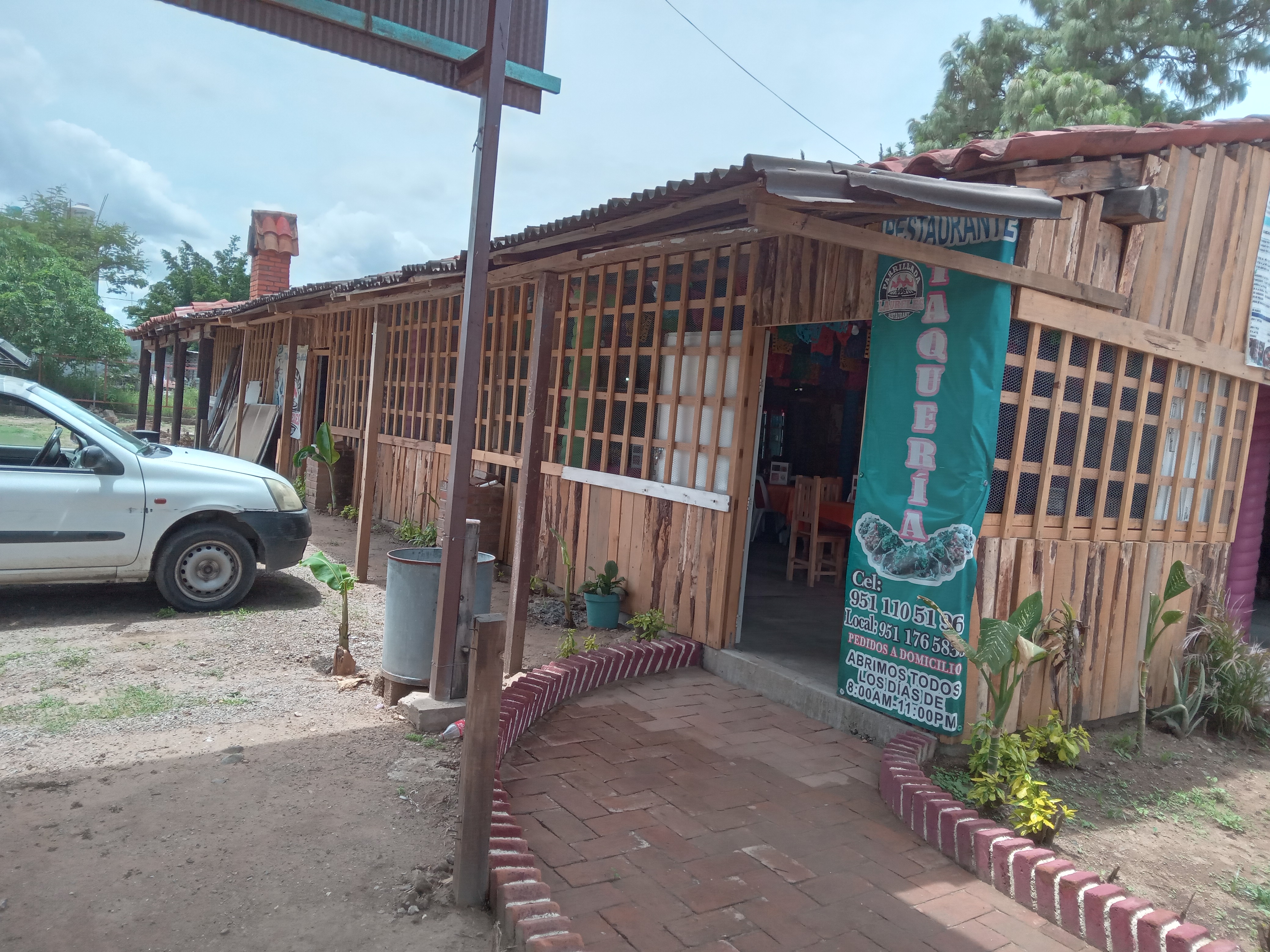 MARISCOS Y CARNES ASADAS LOS LAURELES RESTAURANT.: image 6