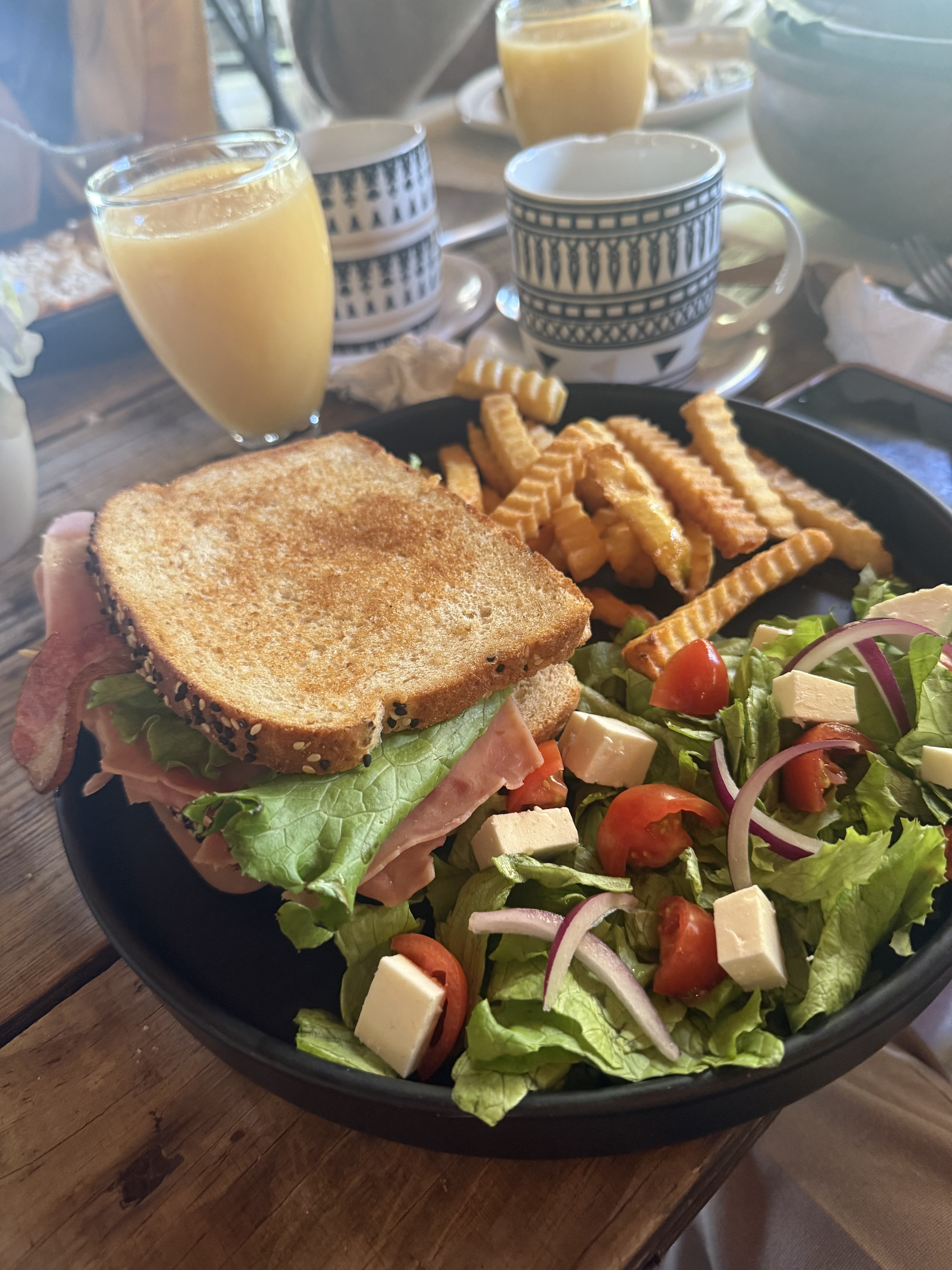 Los Ahuehuetes image 2