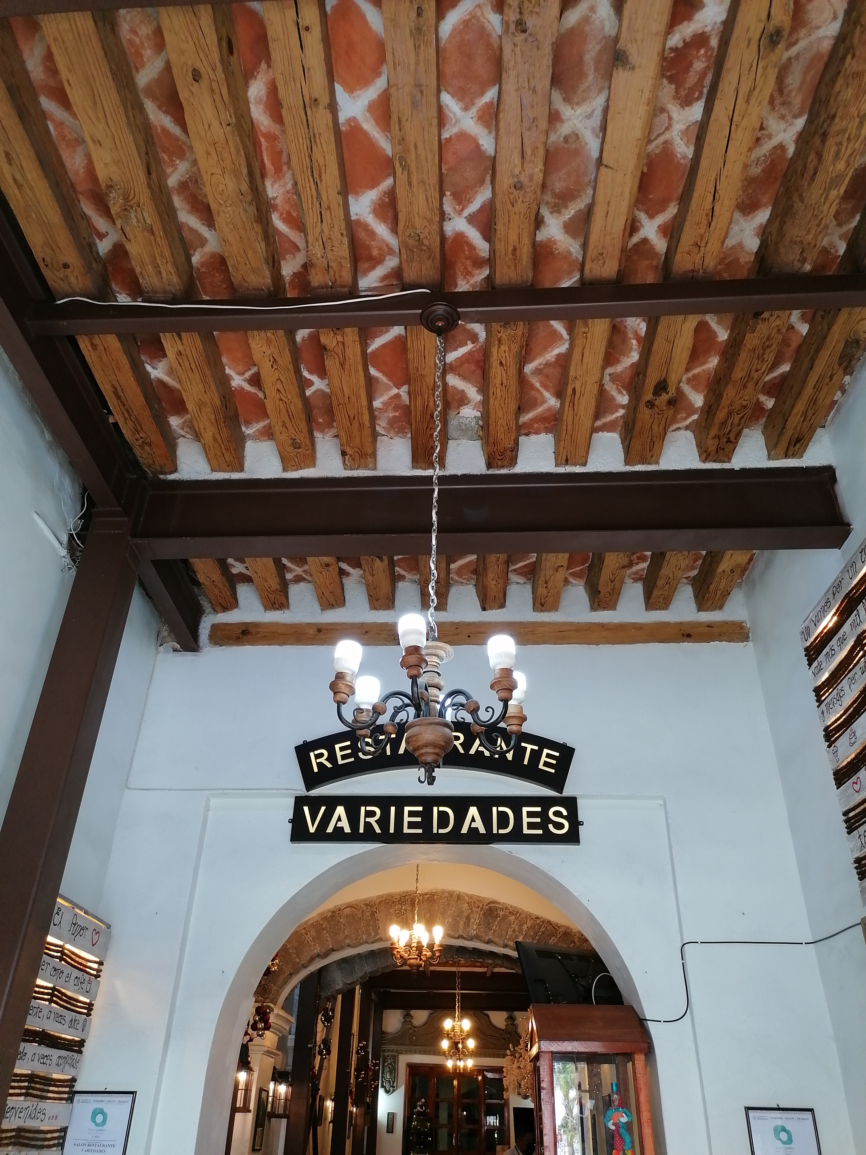 Salón - Restaurante Variedades image 1
