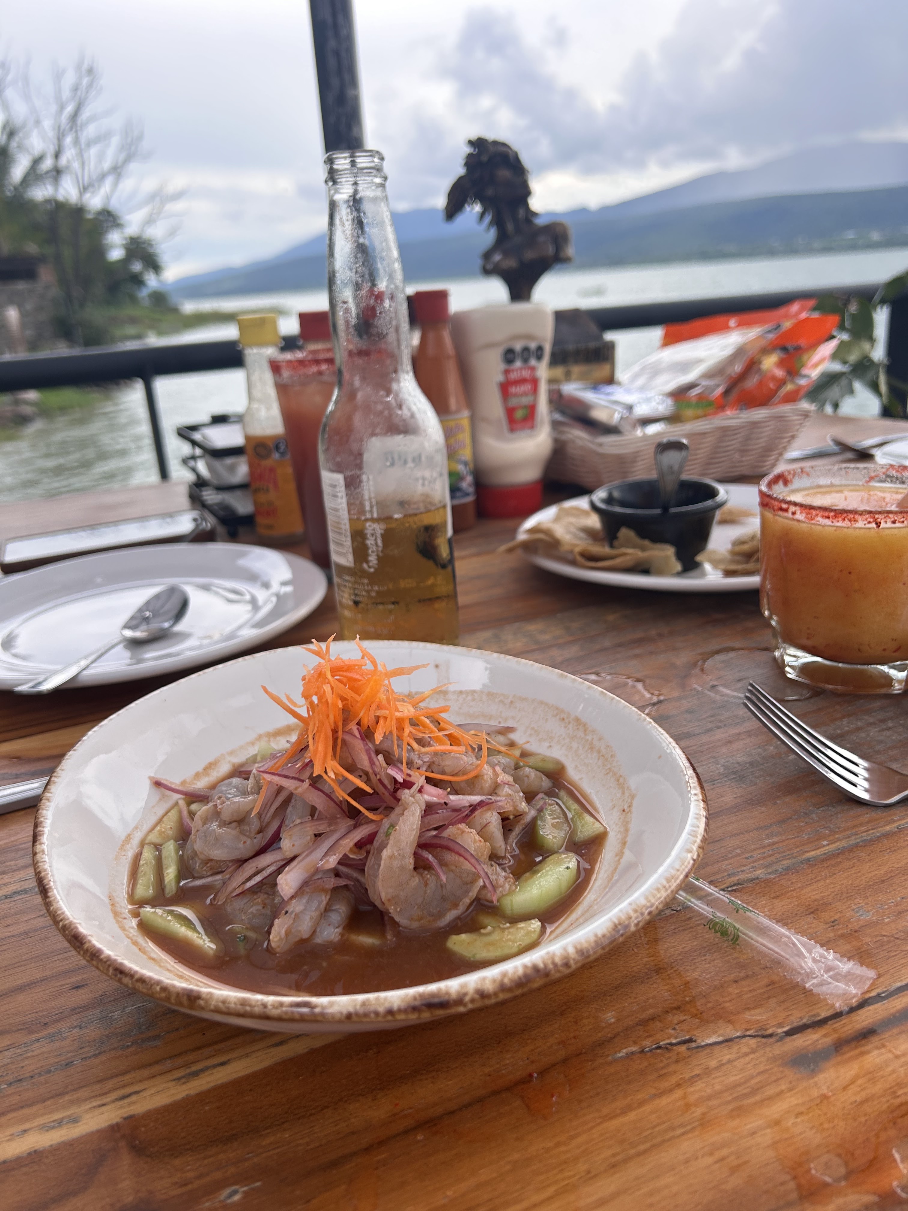 El Laurel Lake image 2