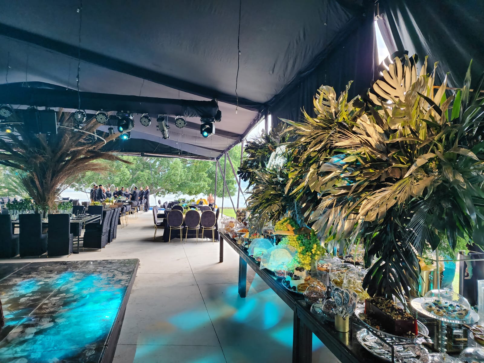 El Laurel Lake image 3