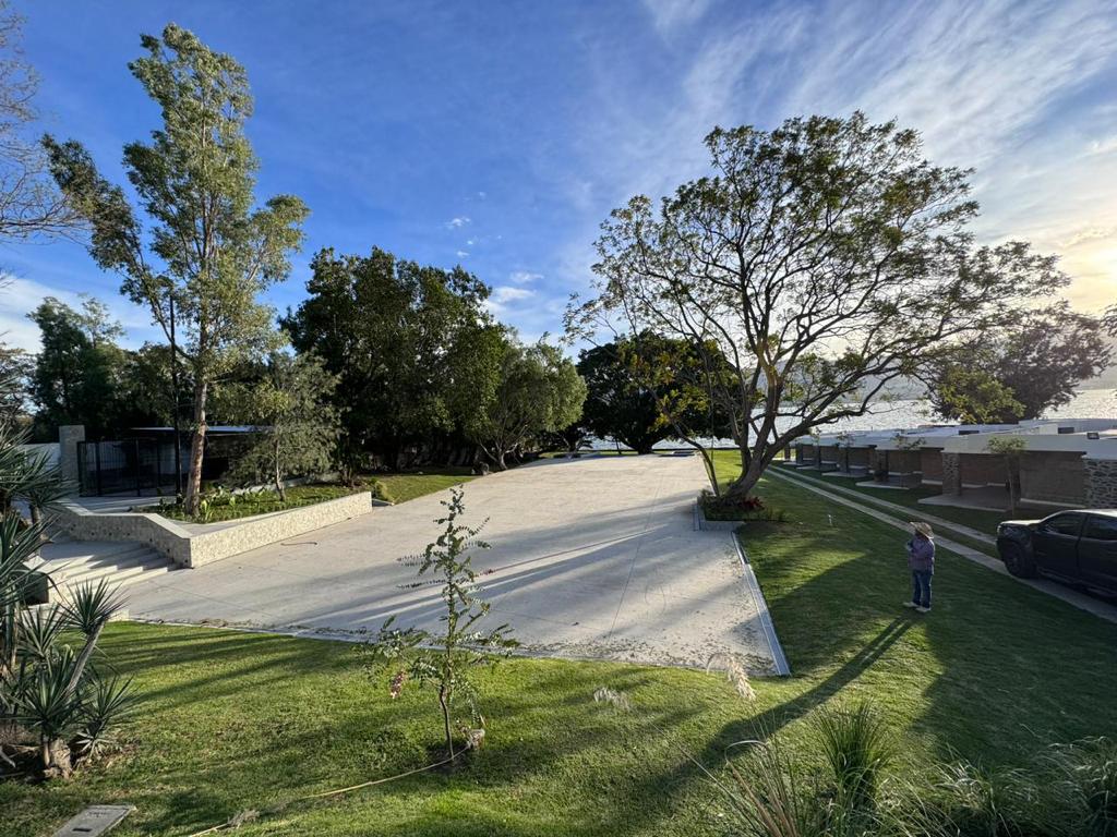 El Laurel Lake image 4