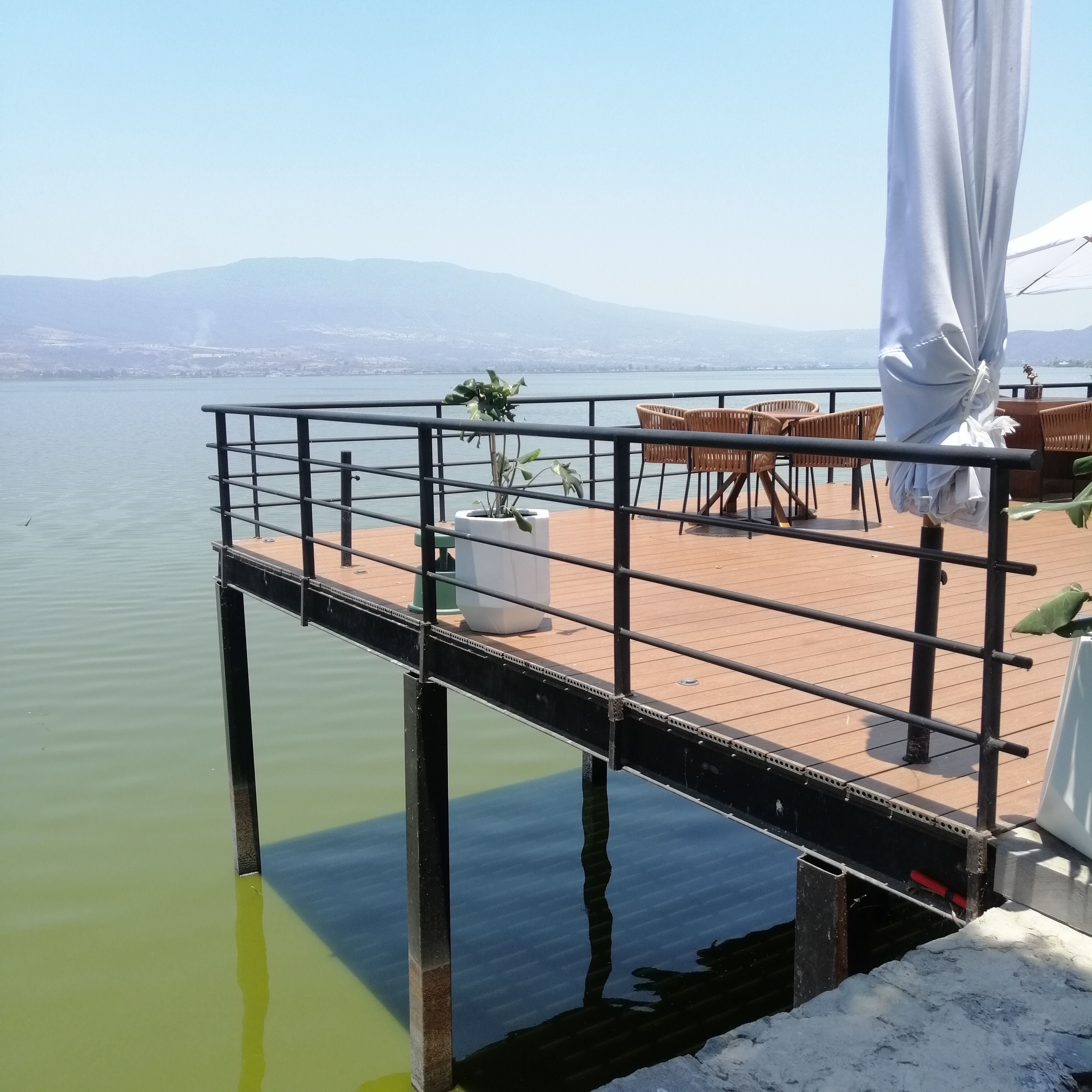 El Laurel Lake image 6