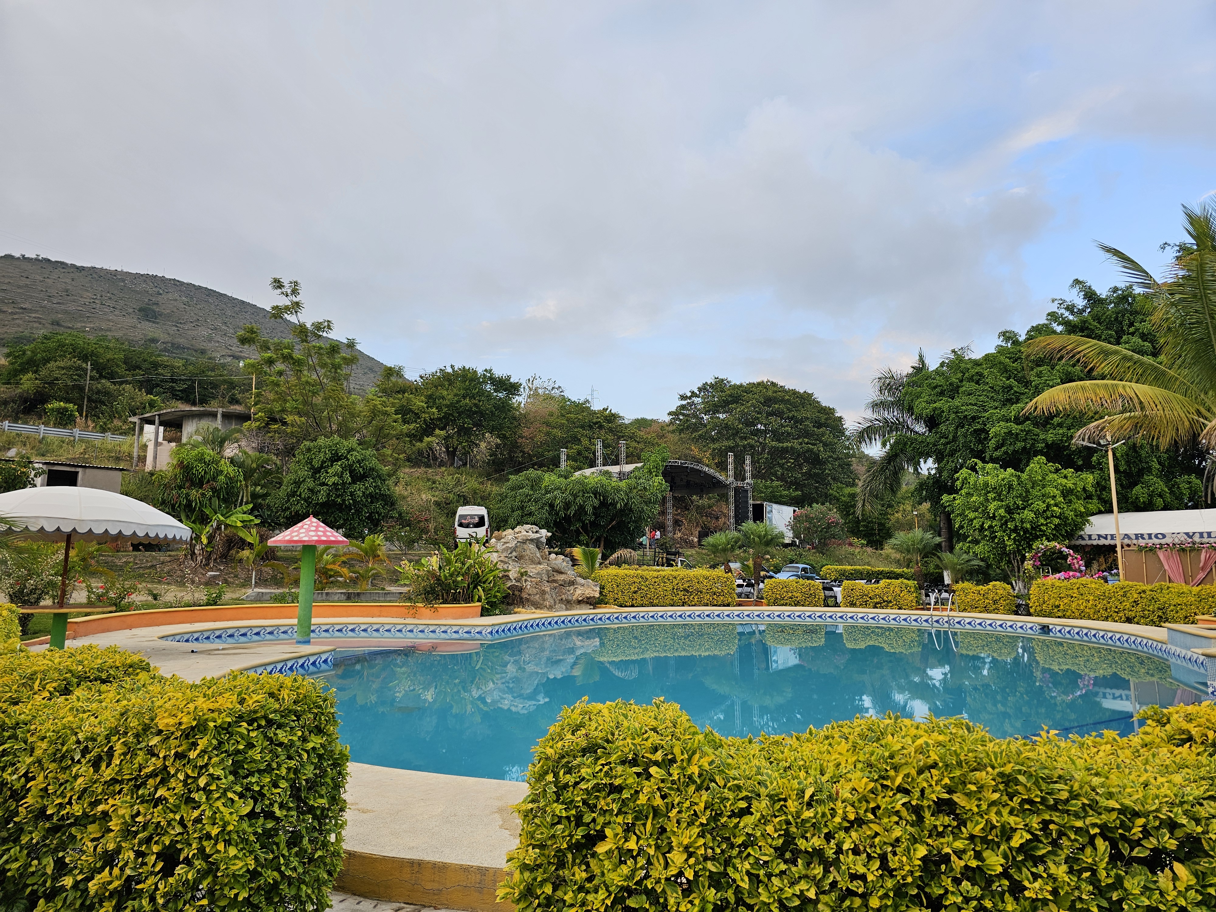 Villa de las flores swimming pool image 2