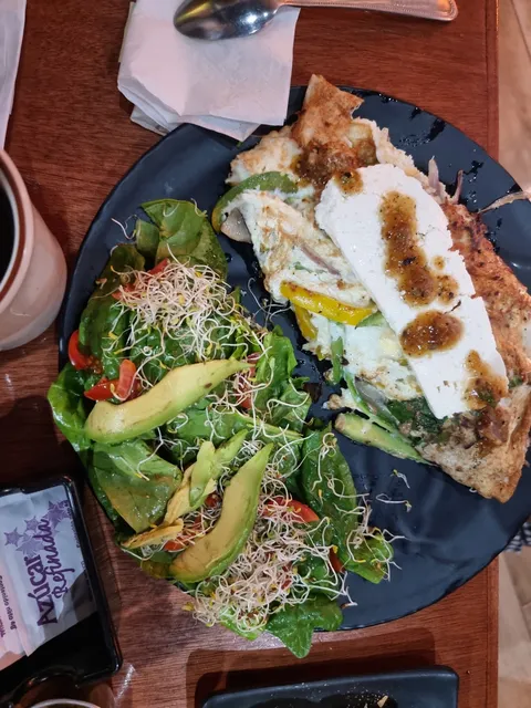 Lola Restaurant Café image 8