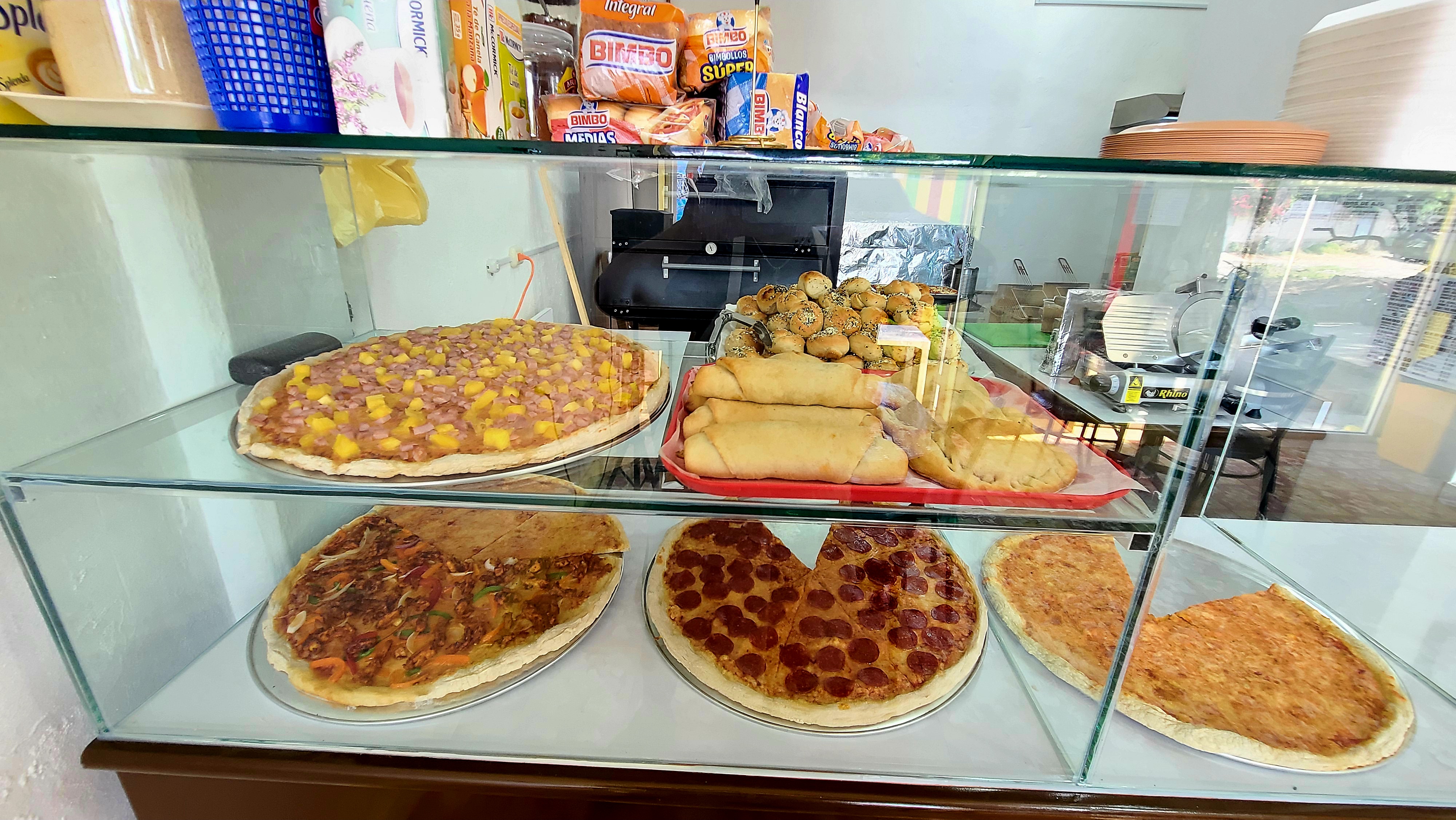 BETO'S DELI & PIZZERIA TULCINGO image 5