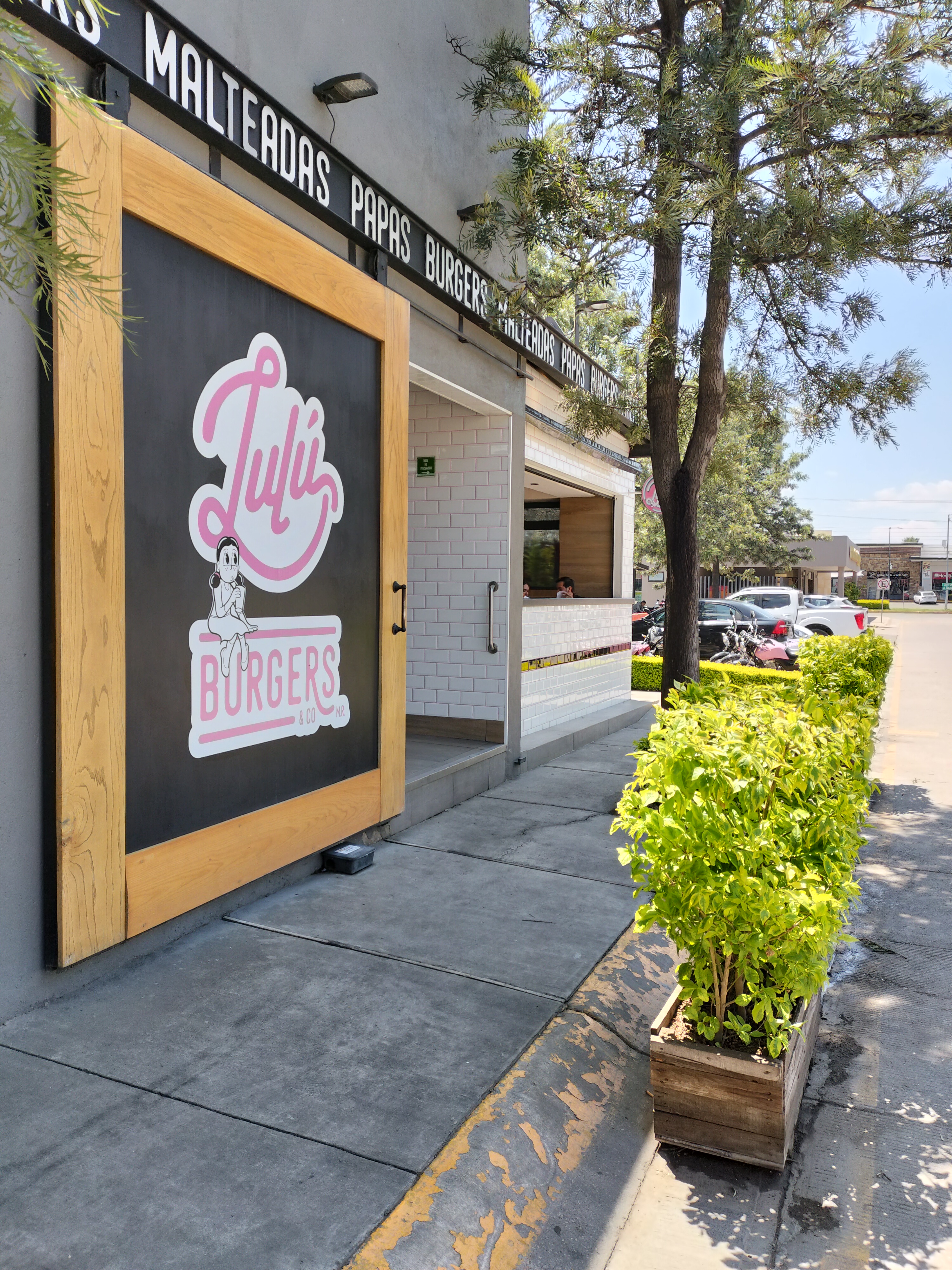 Lulú Burgers image 1