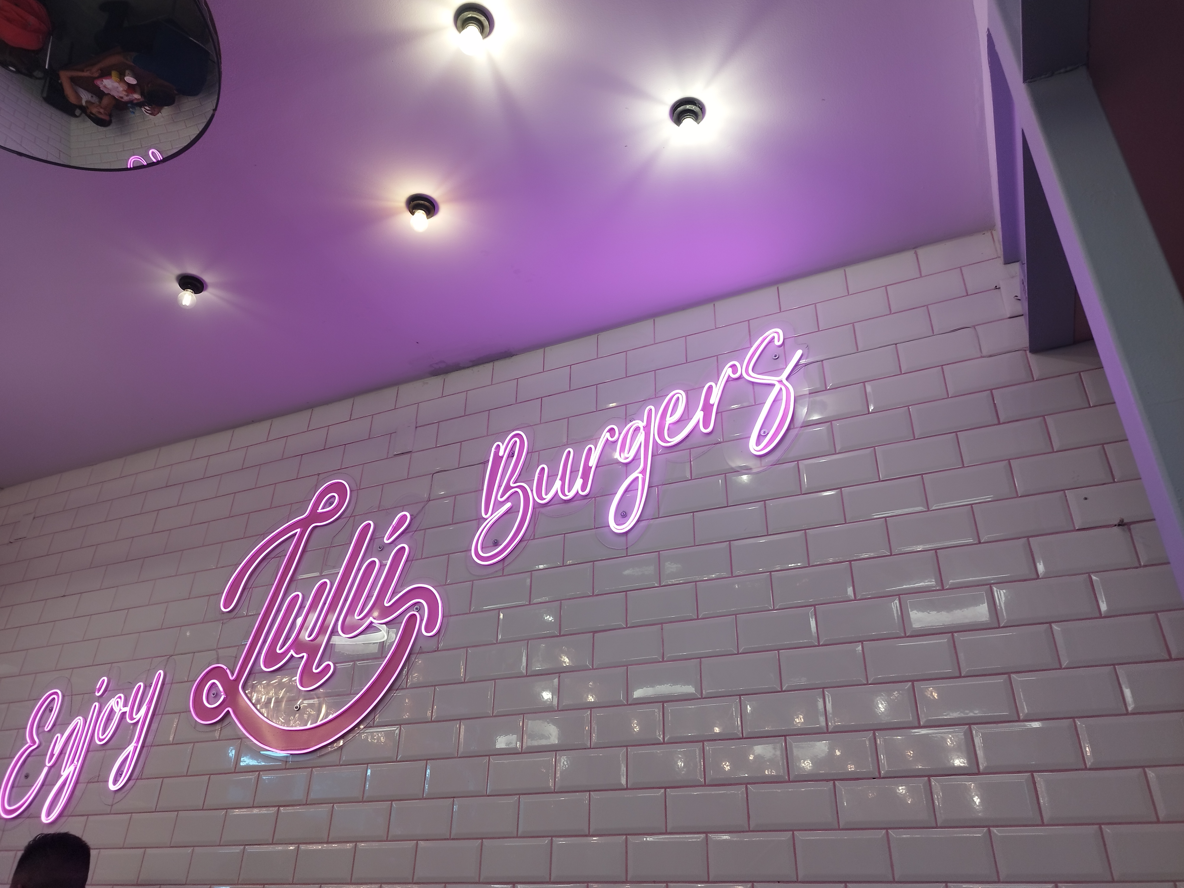 Lulú Burgers image 8