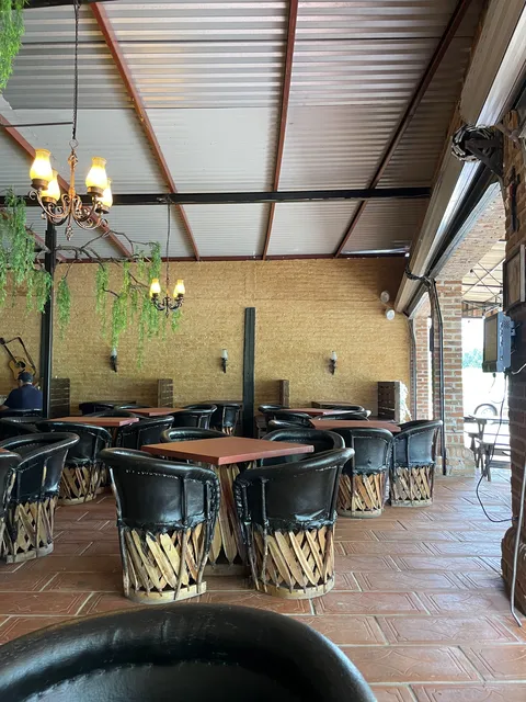 Pajaretes Restaurante bar image 3