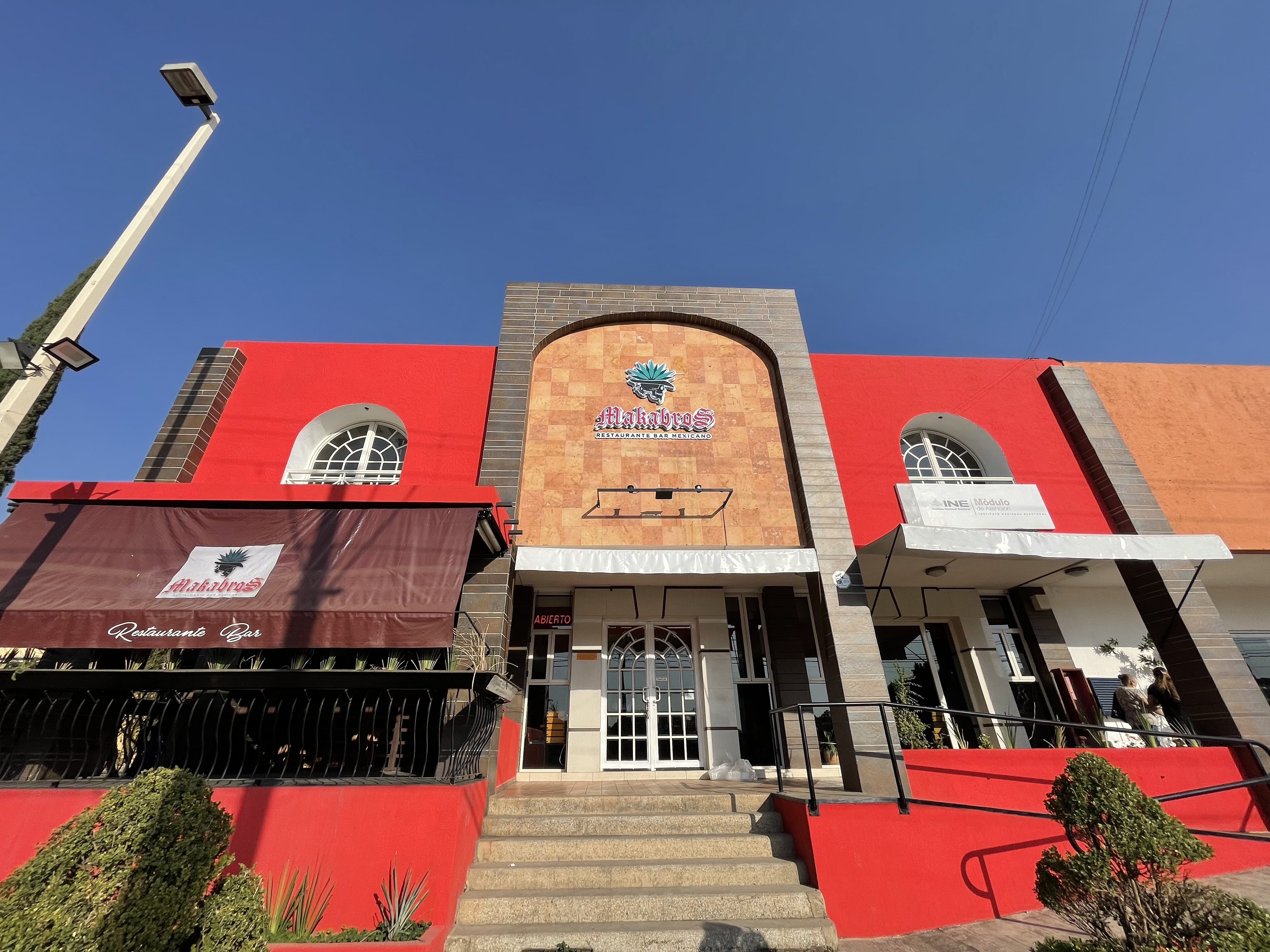 Makabros Restaurant image 4