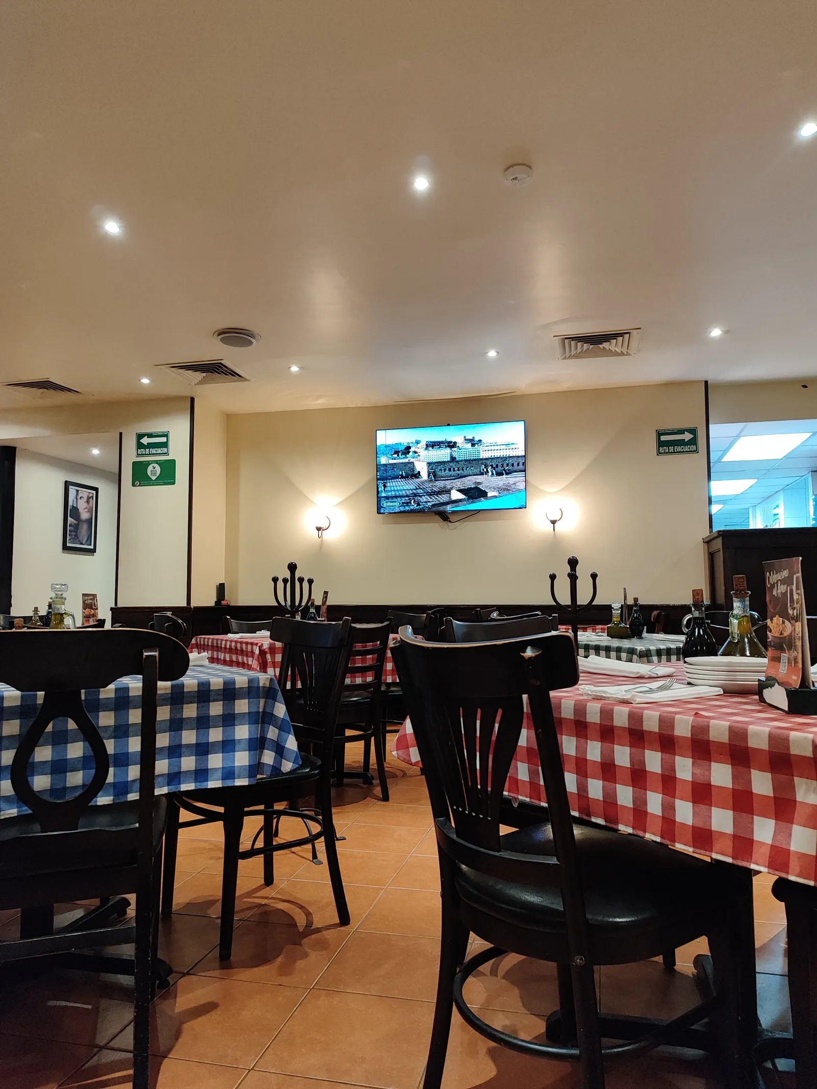 Italianni's image 9