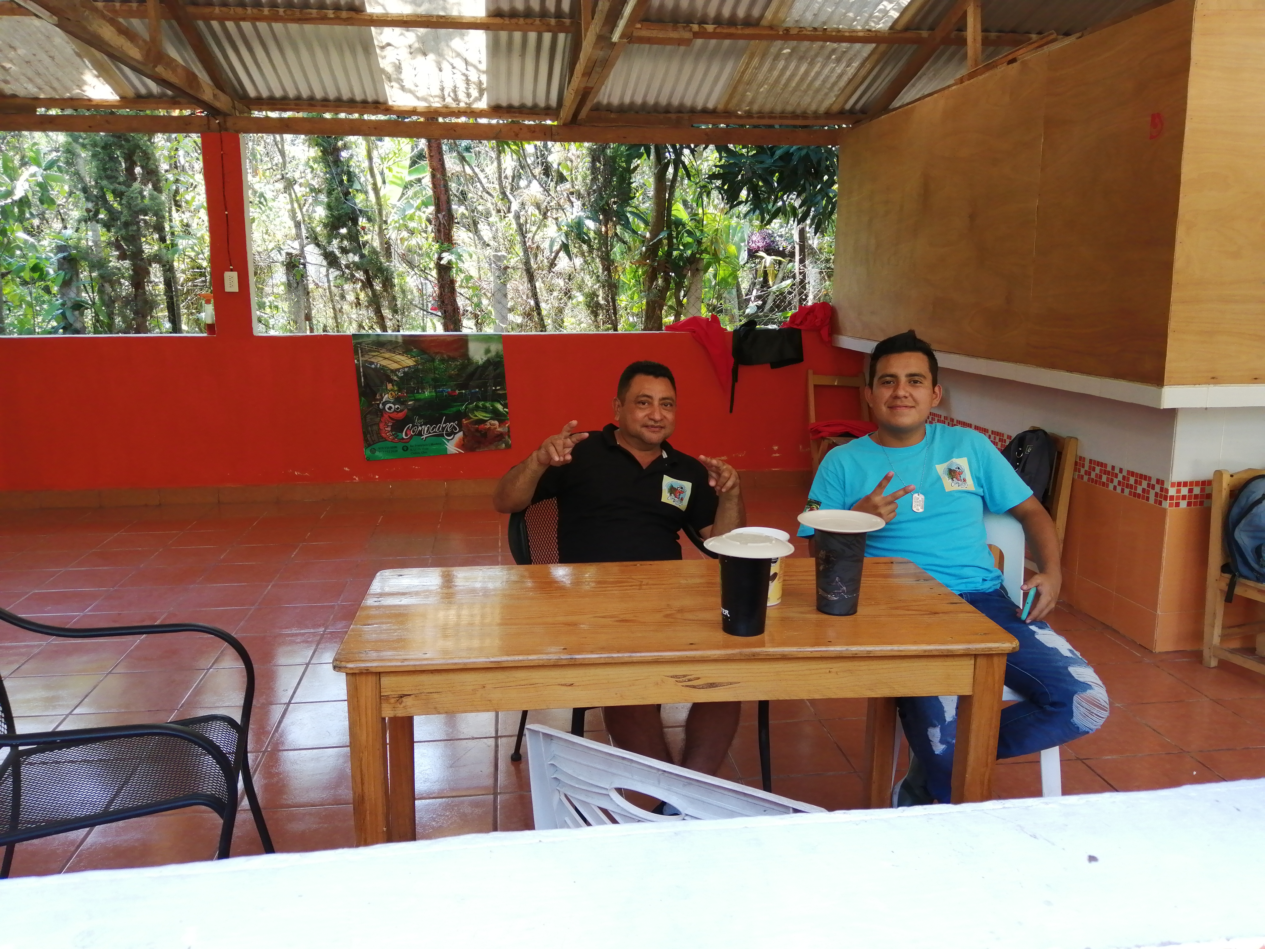 "Restaurante familiar" Asadero y marisquería los dos compadres. image 4