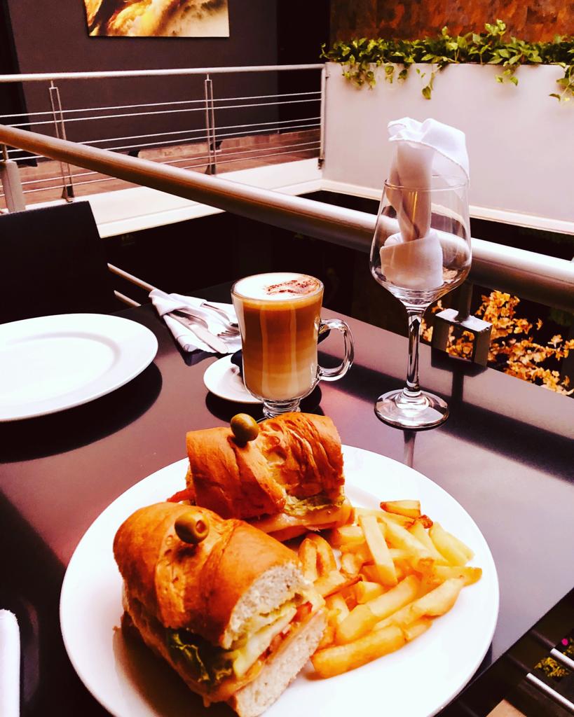 IL TEMPO CAFFE Restaurant, Bar, Karaoke, Salas Ejecutivas image 2