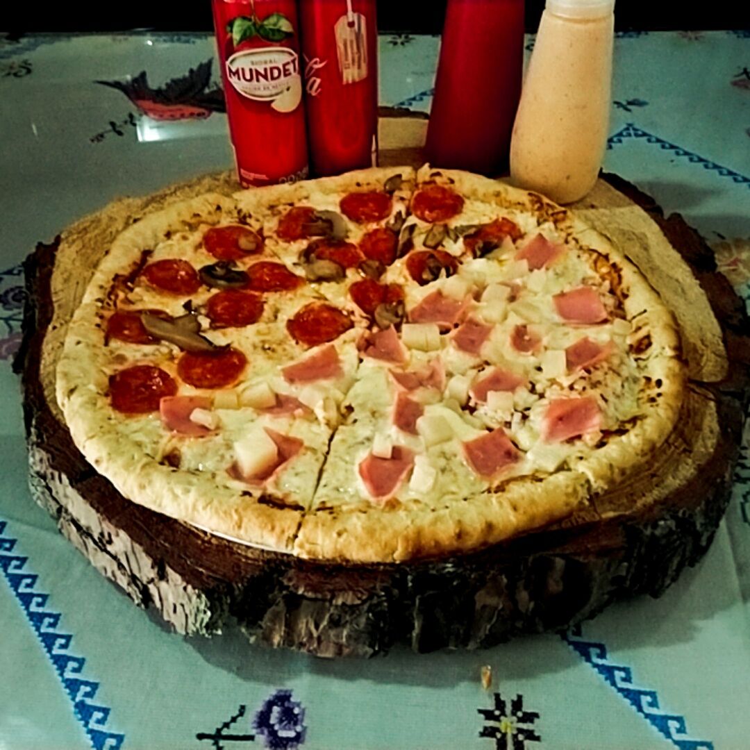 Pizzas Charlie's a la leña image 2