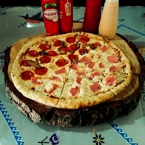 Pizzas Charlie's a la leña image 2