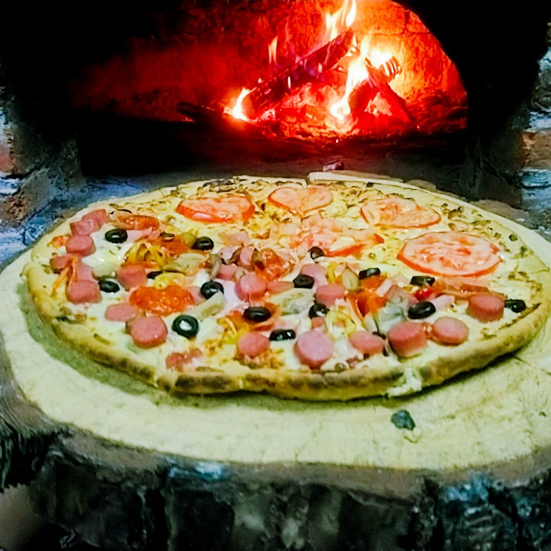 Pizzas Charlie's a la leña image 3