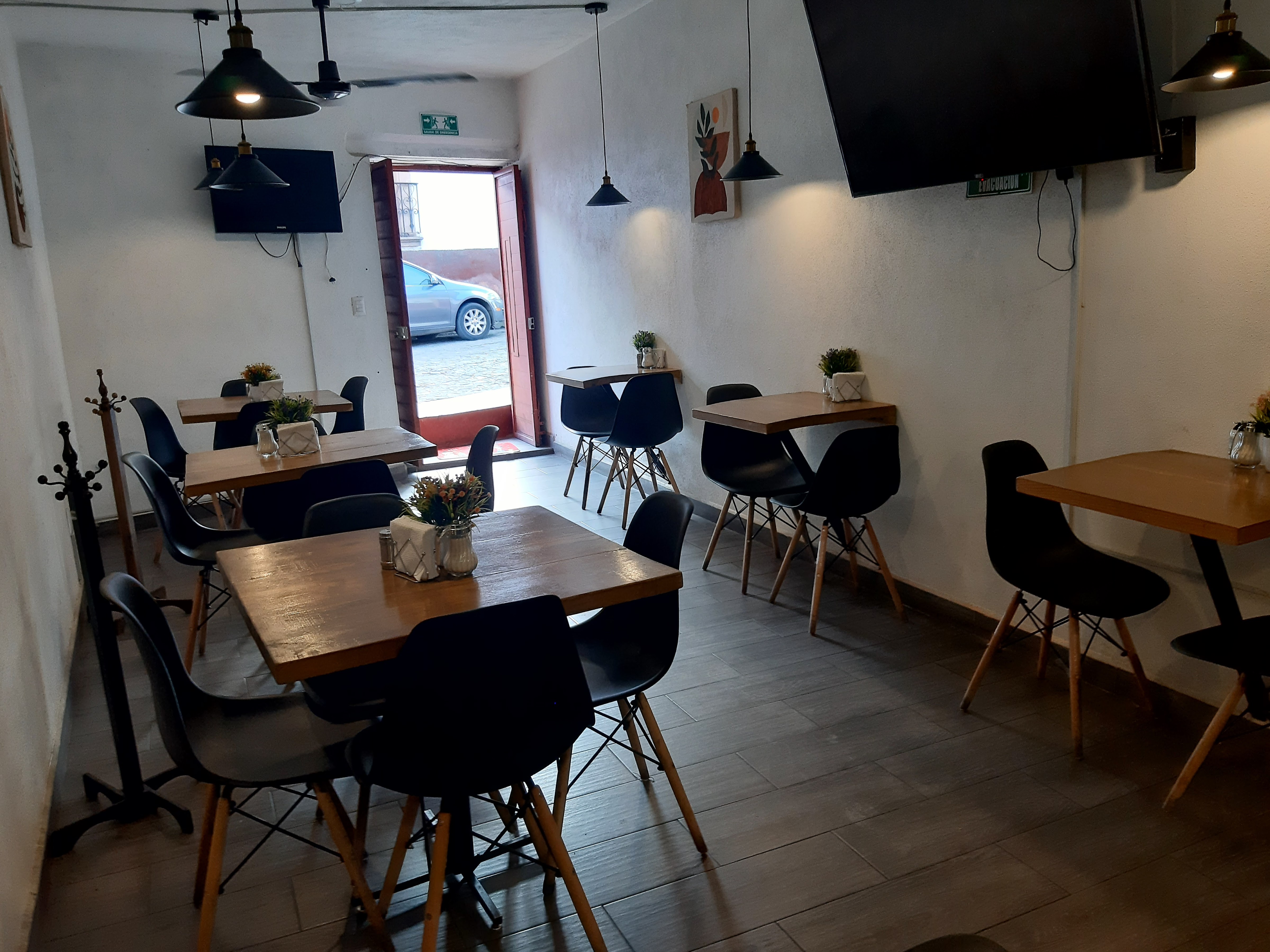 Gloria's Restaurant & Bar image 1