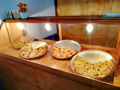 La House Pizzas Y Snacks image 3