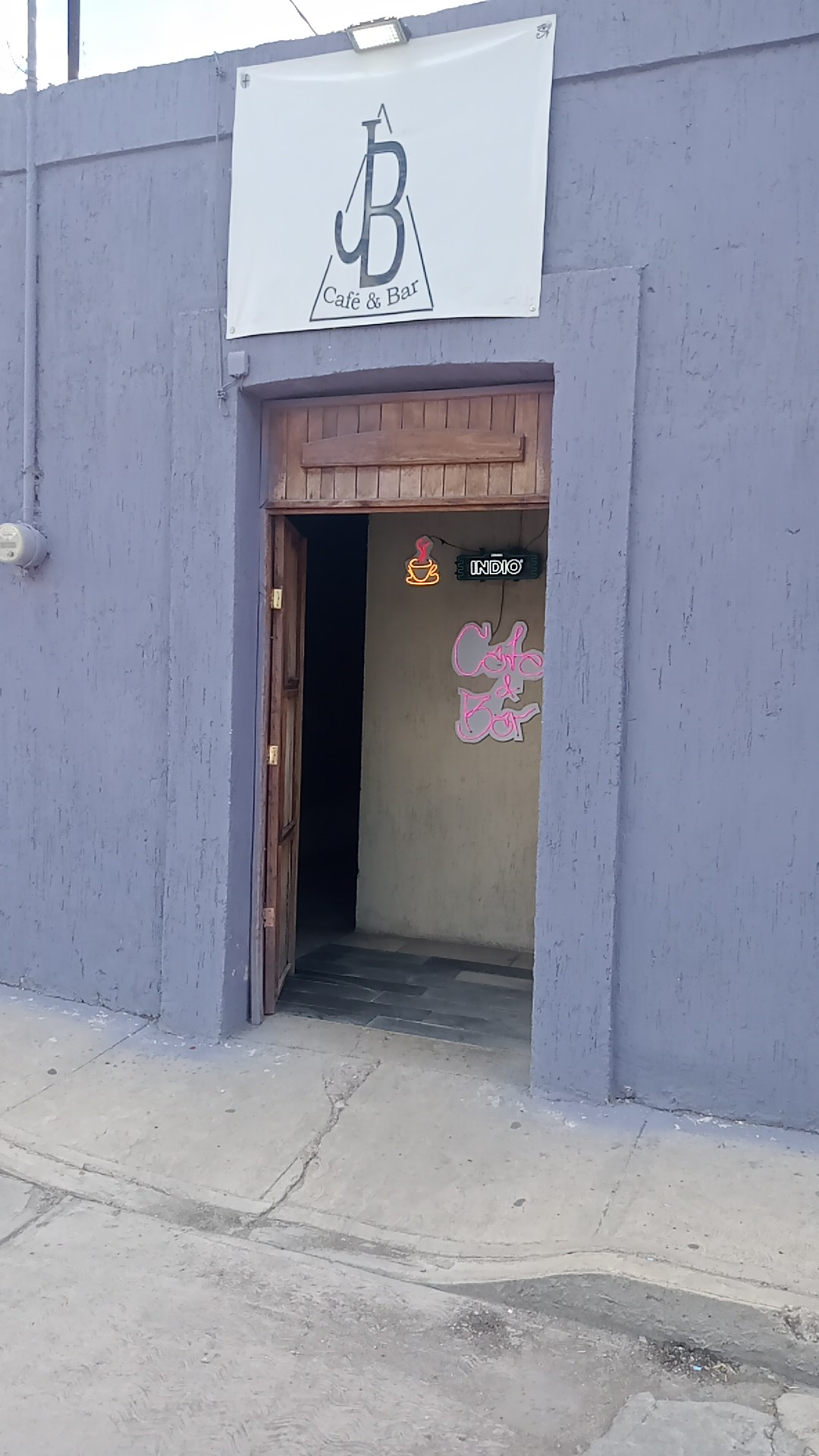 JB café & bar image 4