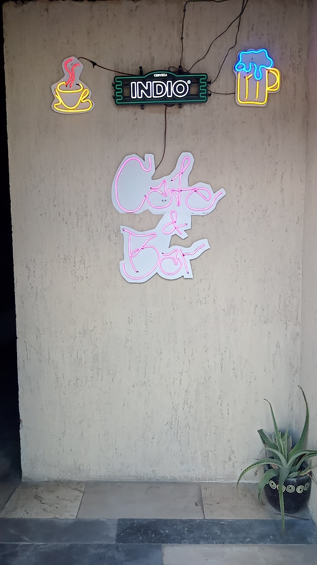 JB café & bar image 6