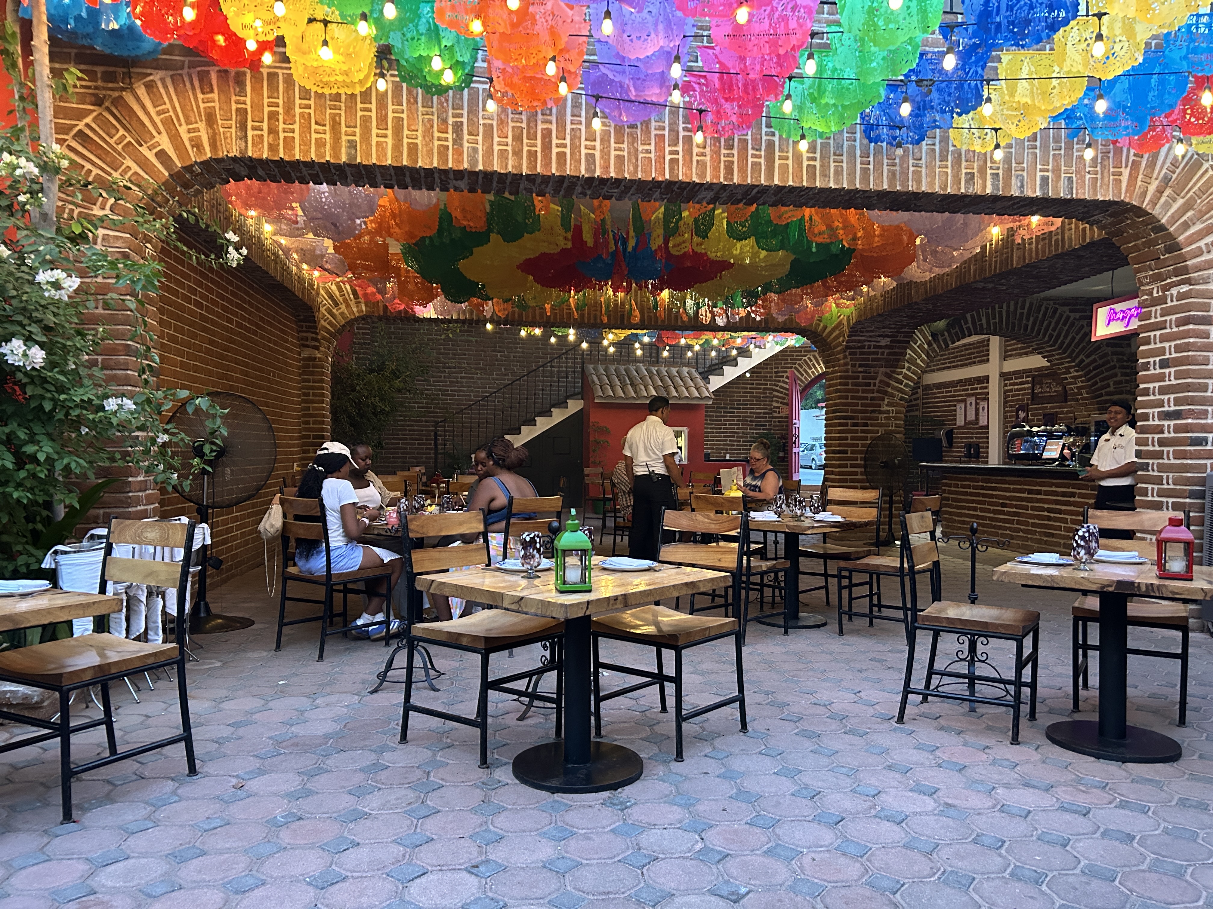 Los Tres Gallos image 4