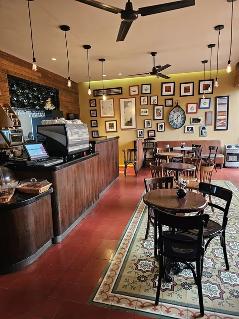 Tr3s 3istro Restaurant & Oyster Bar image 1