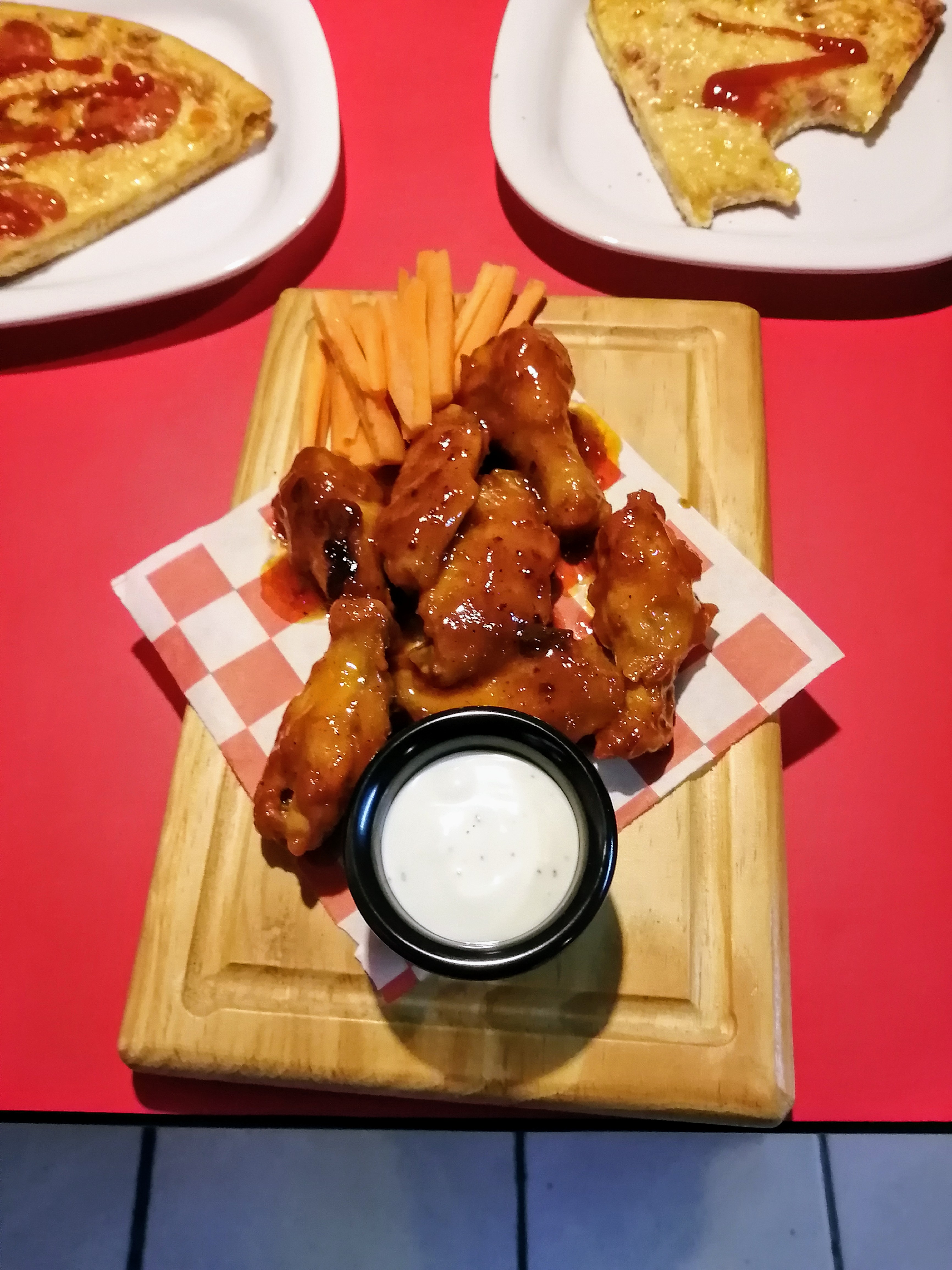 Henrie's pizza image 2