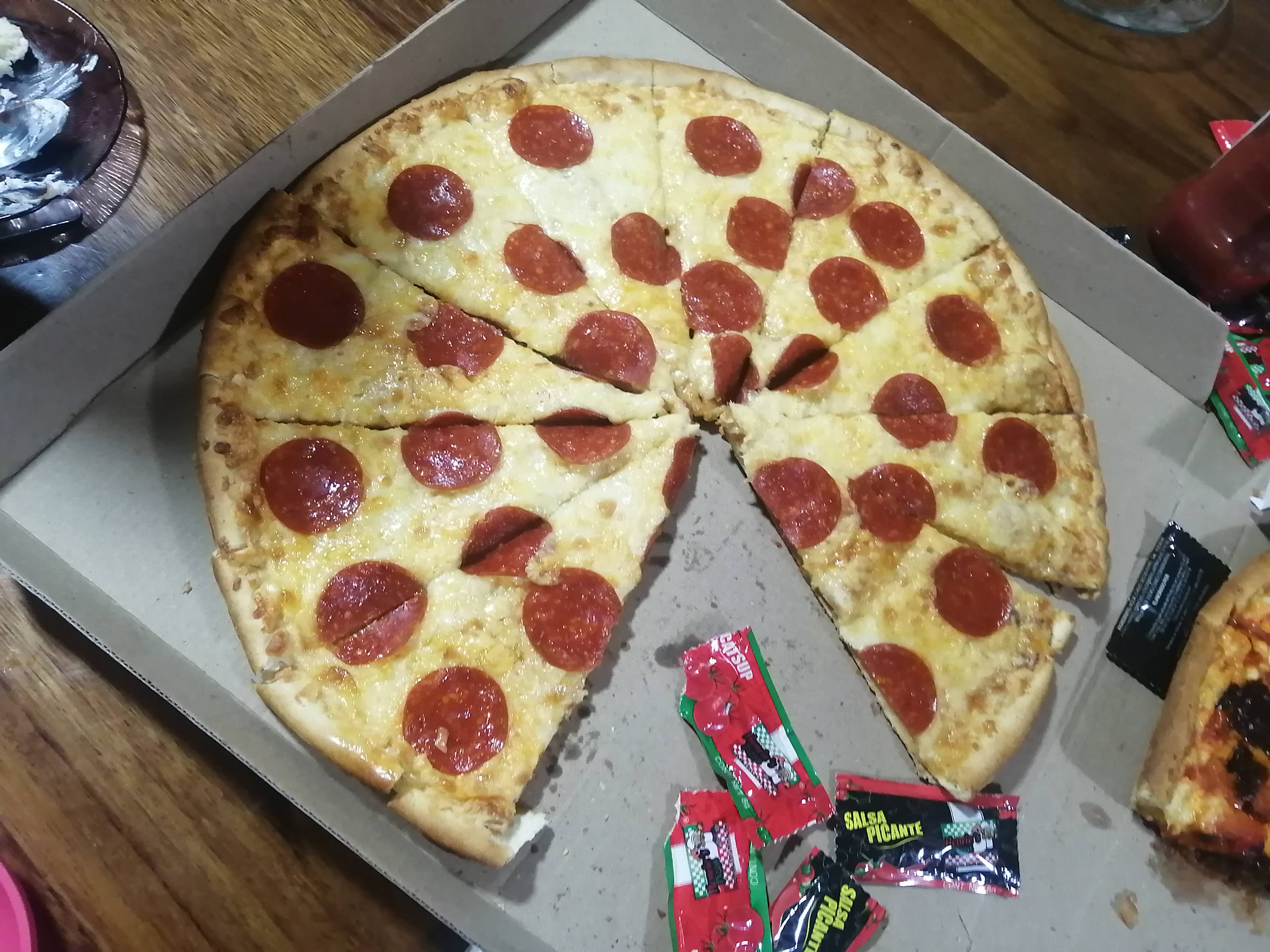 Henrie's pizza image 3